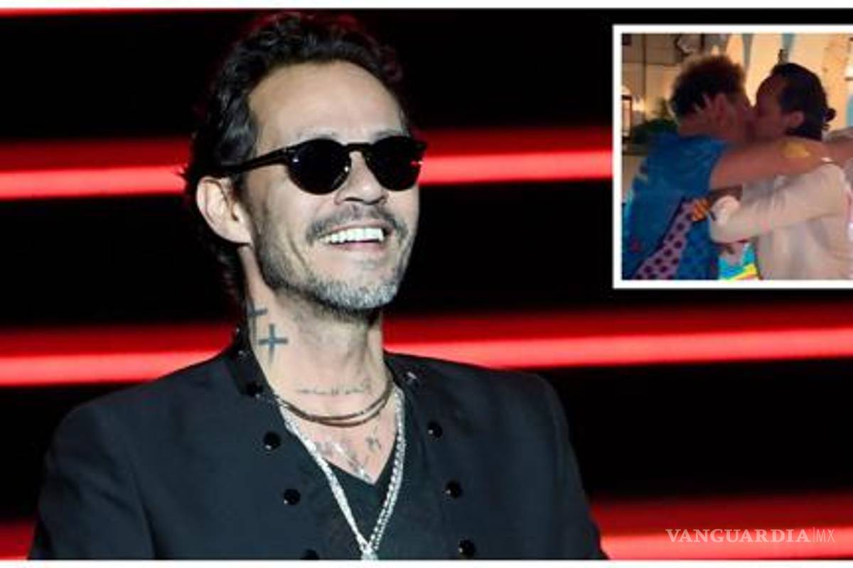 Marc Anthony y Romero Britto provocan controversia en redes tras darse efusivo beso (video)