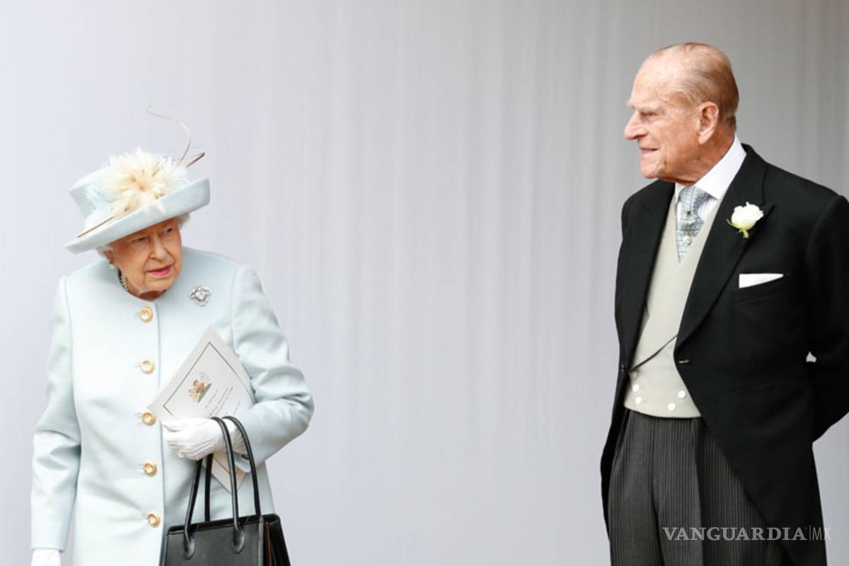 La reina Isabel y el príncipe Felipe se vacunan contra Covid-19