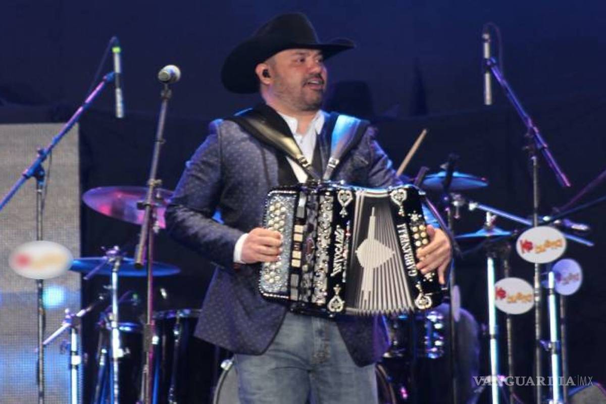 Ricardo Muñoz, vocalista de Intocable se aplica segunda dosis contra el COVID