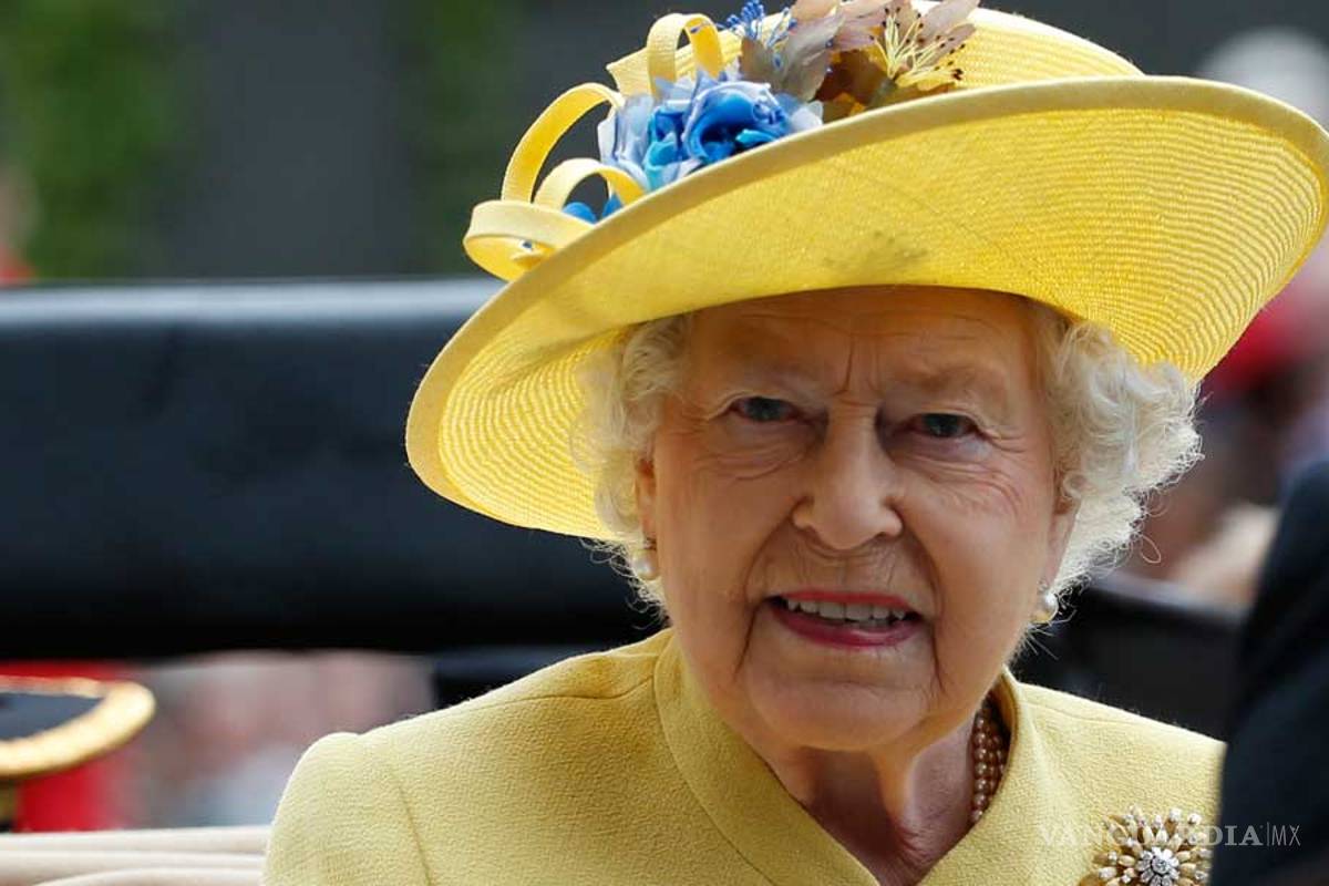 Revela Isabel II los peligro de llevar la corona de Estado