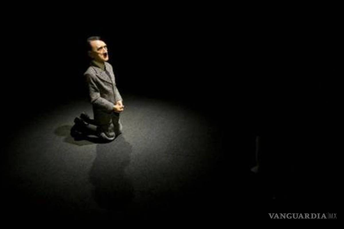 Subastan escultura de Hitler rezando por 17.2 mdd
