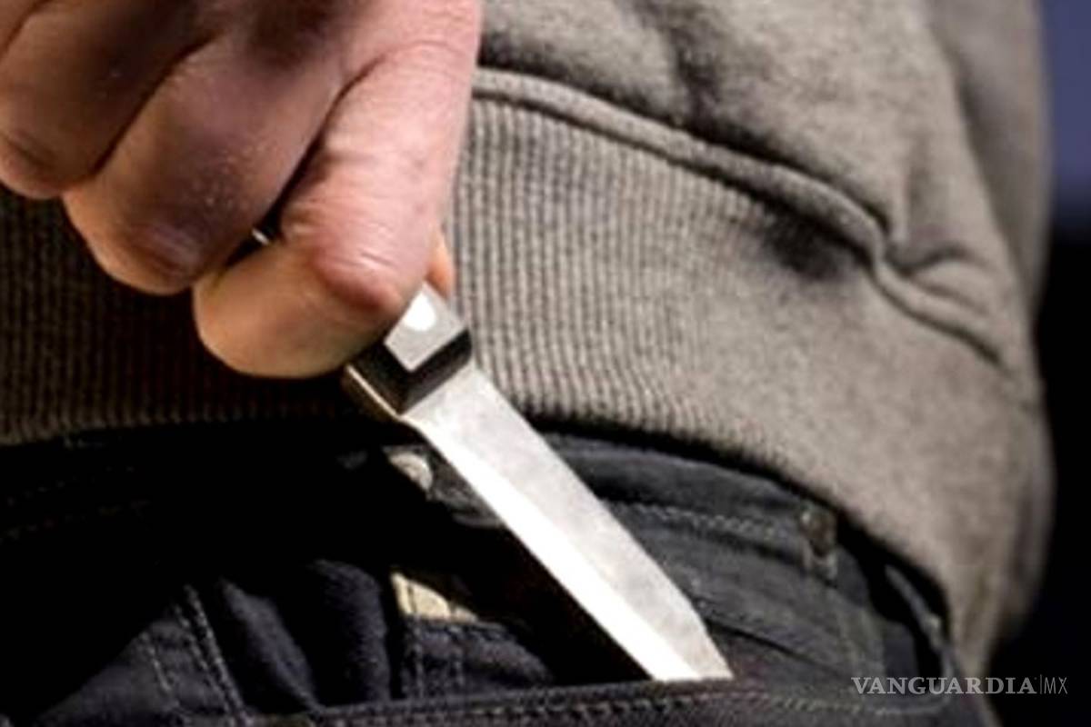 Hombres presuntamente drogados asaltan a un menor en el parque V. Carranza