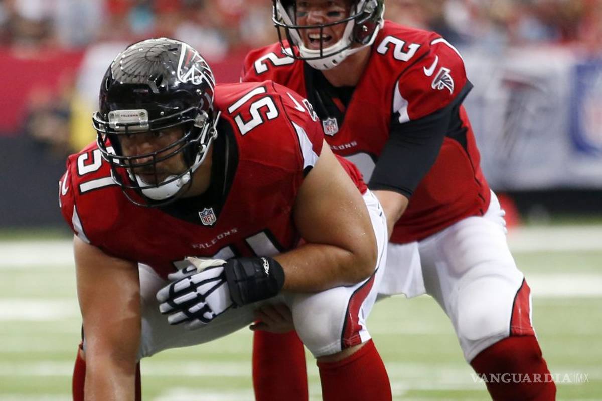 Jugador de futbol americano es derribado...por un pañuelo