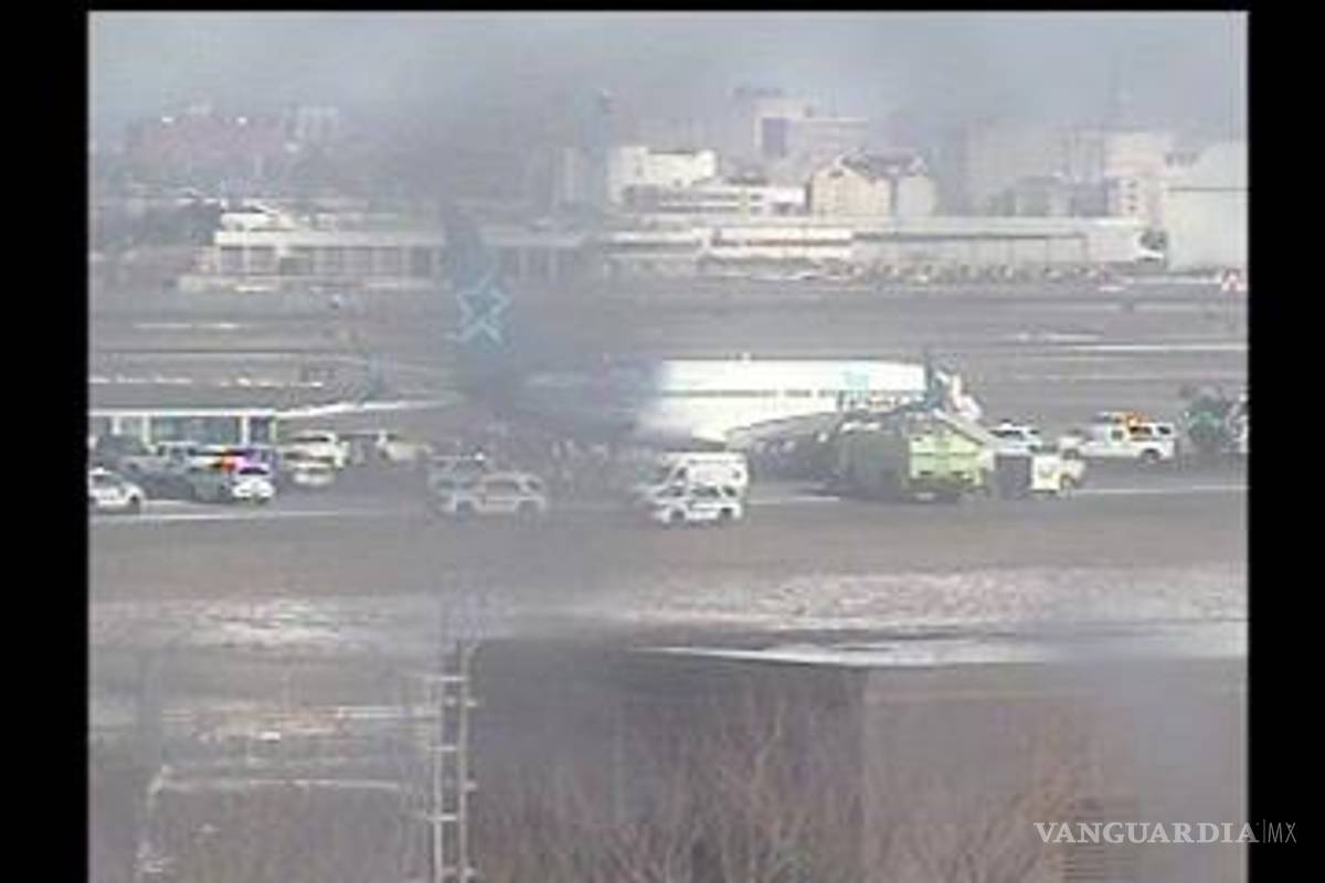 Avión aterriza de emergencia en Nueva Jersey por fuego en la bodega de carga; deja 30 lesionados
