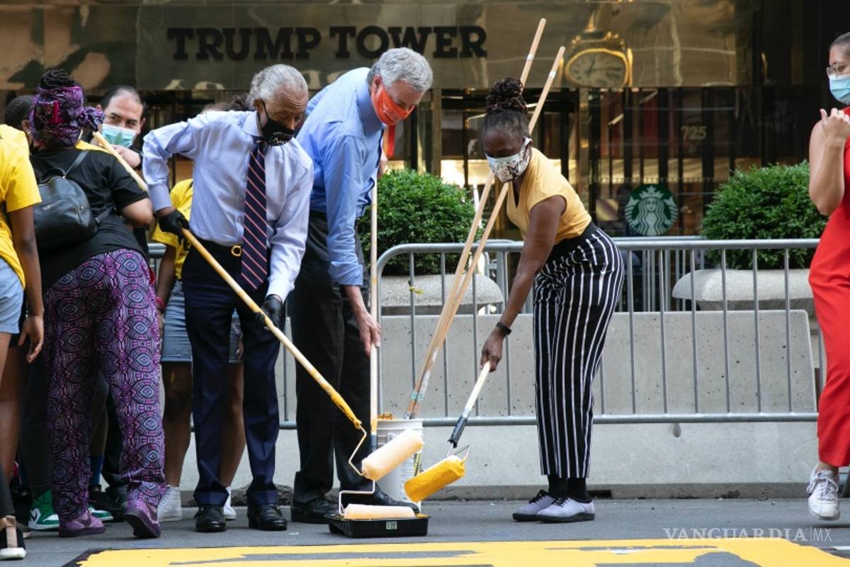 Bill de Blasio, alcalde de Nueva York, pinta &quot;Black Lives Matter&quot; frente a la Torre Trump