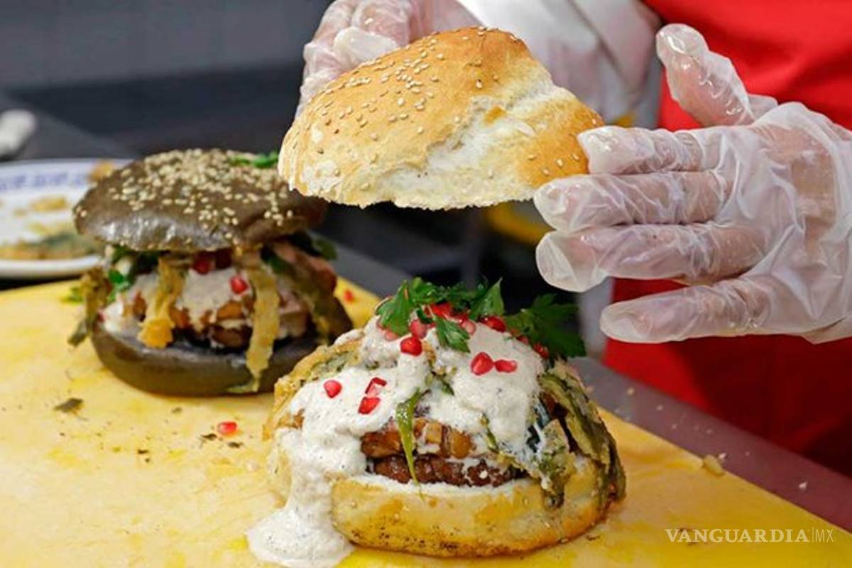 Crean las hamburguesas de chiles en nogada en Puebla