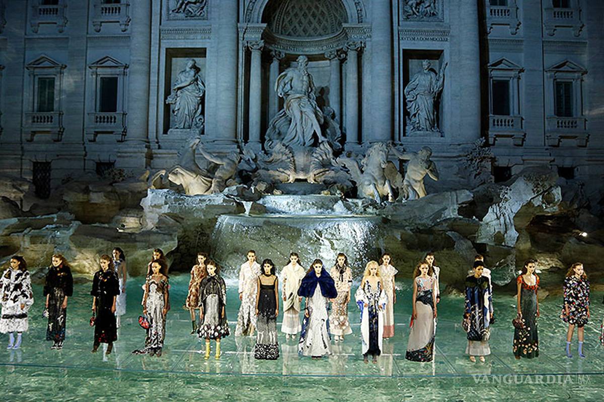 Fendi desfila sobre la Fuente de Trevi