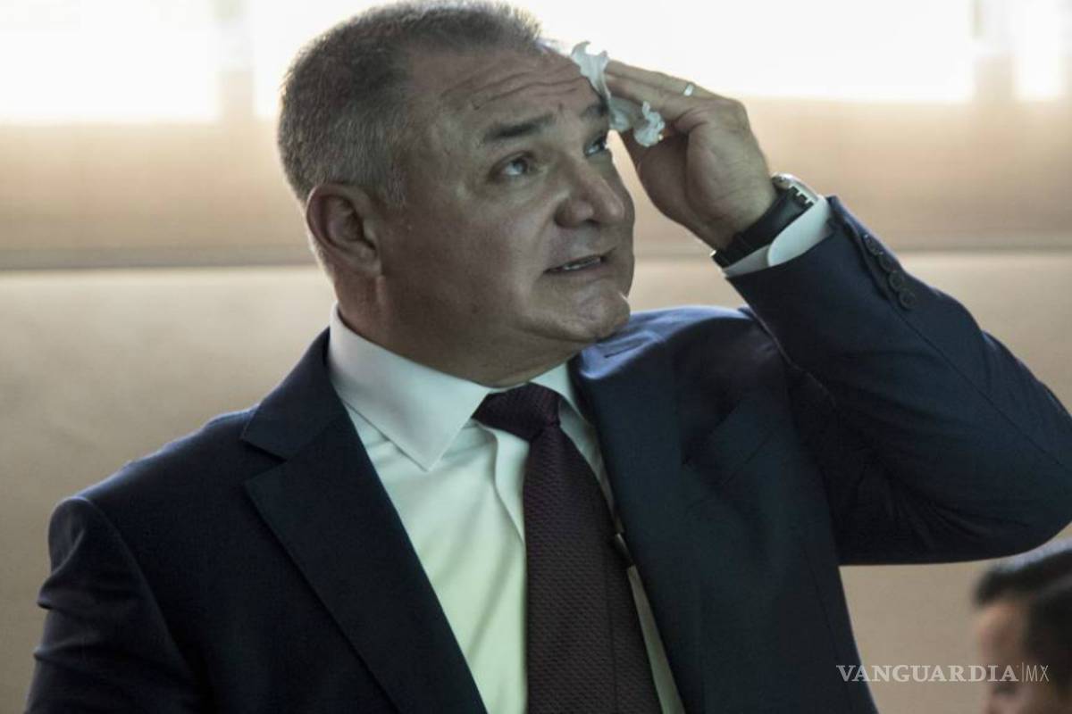 Cae García Luna por recibir sobornos de 'El Chapo'; iría a la misma prisión