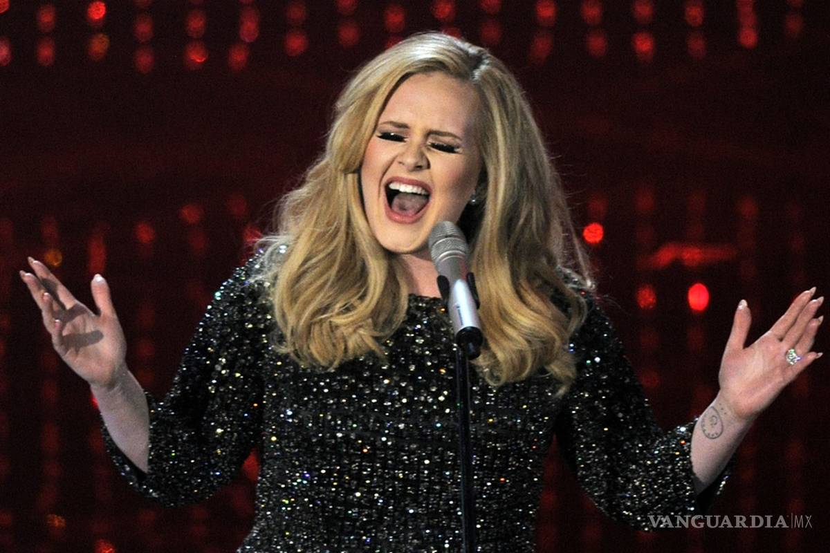 Adele les dice "Hello" a los Grammy 2016
