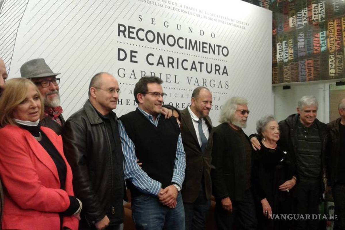 Caricaturista Helio Flores recibe premio 'Gabriel Vargas' en la CDMX