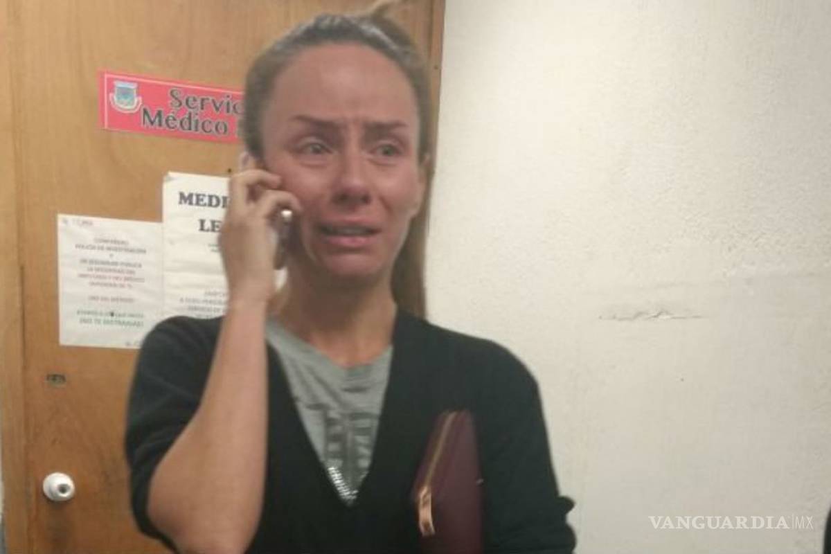 $!Por portar uniforme e insignias de Policía de la CDMX, reportera fue detenida