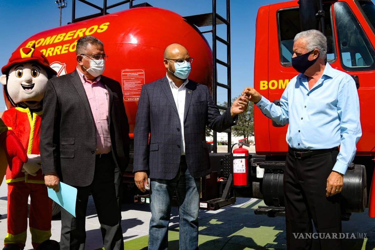 $!Grupo SIMSA entrega camión cisterna pipa al Cuerpo de Bomberos de Torreón