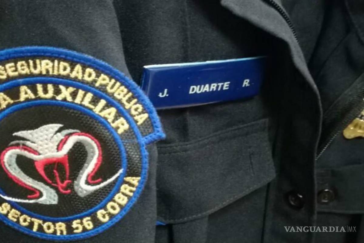 $!Por portar uniforme e insignias de Policía de la CDMX, reportera fue detenida
