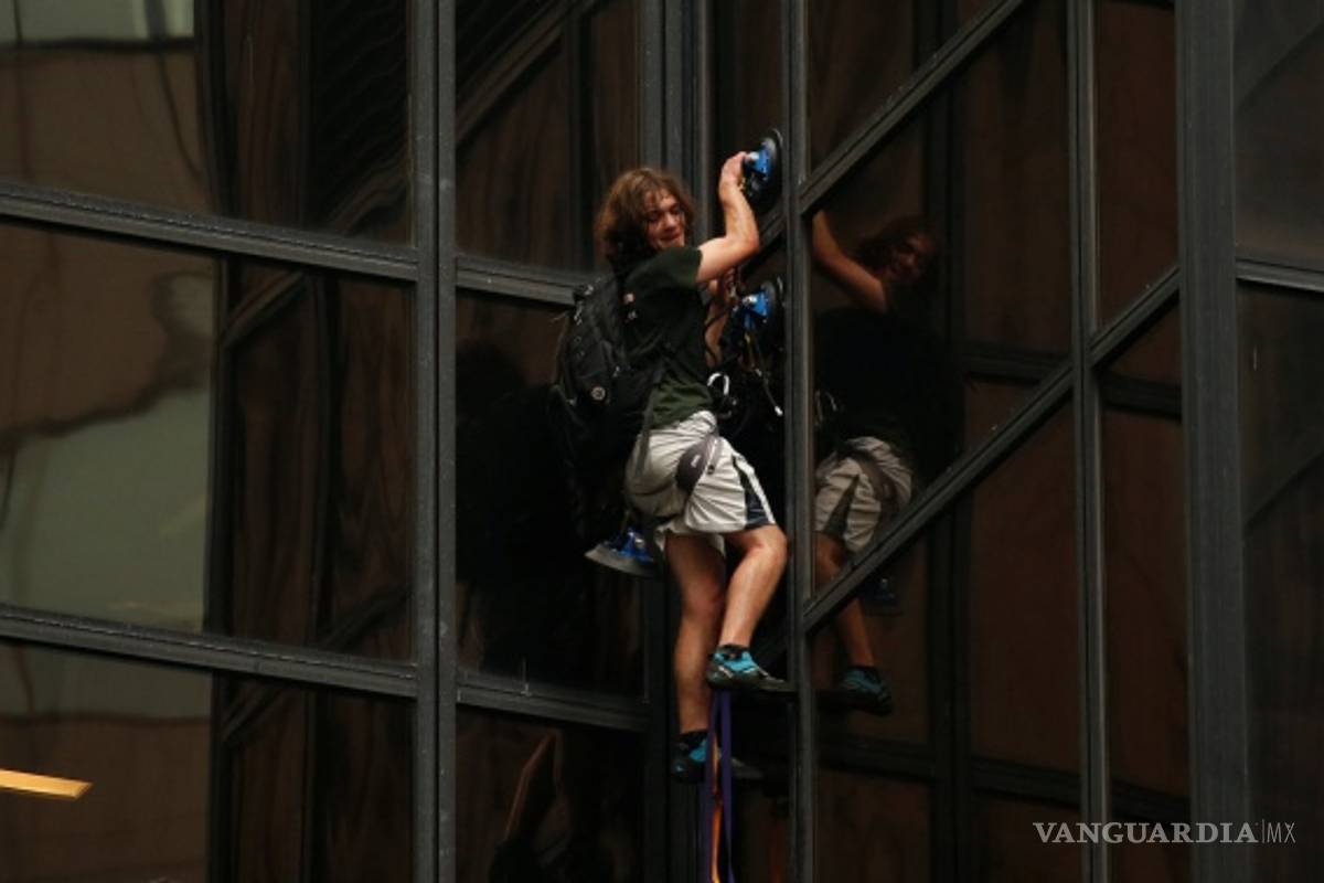 Hombre escala la Torre Trump para darle un mensaje al republicano