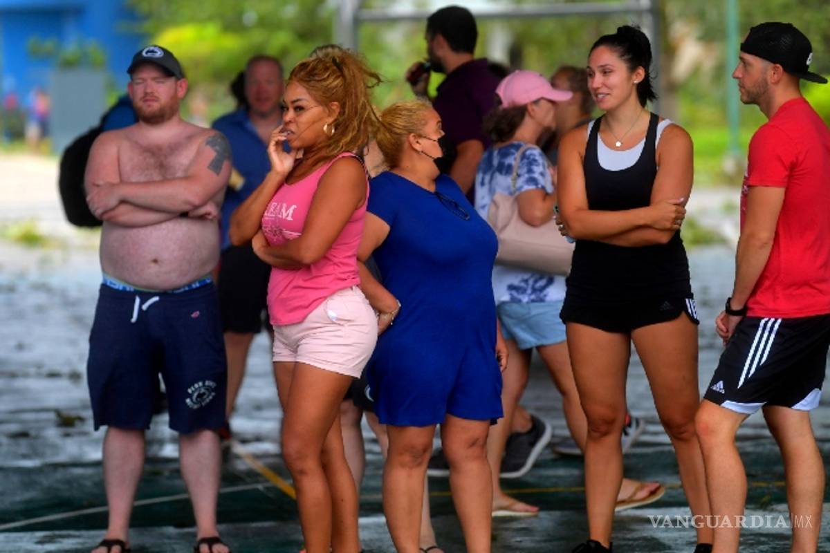 Turistas, molestos por manejo de emergencia por huracán Delta en México