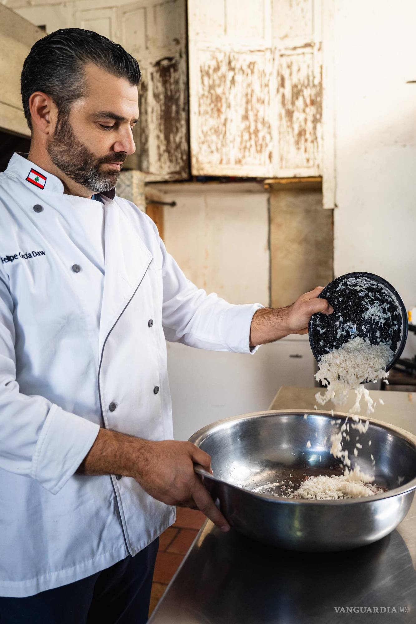 $!El arroz, base del relleno, llega al cuenco donde comienza la alquimia.