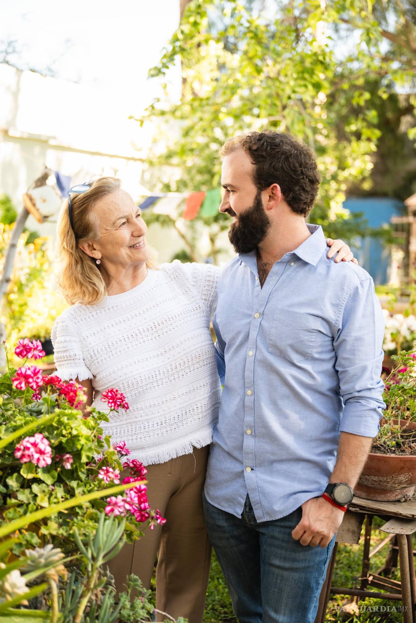 $!Beatriz y Pedro en la huerta de su casa, donde realmente inicia todo.