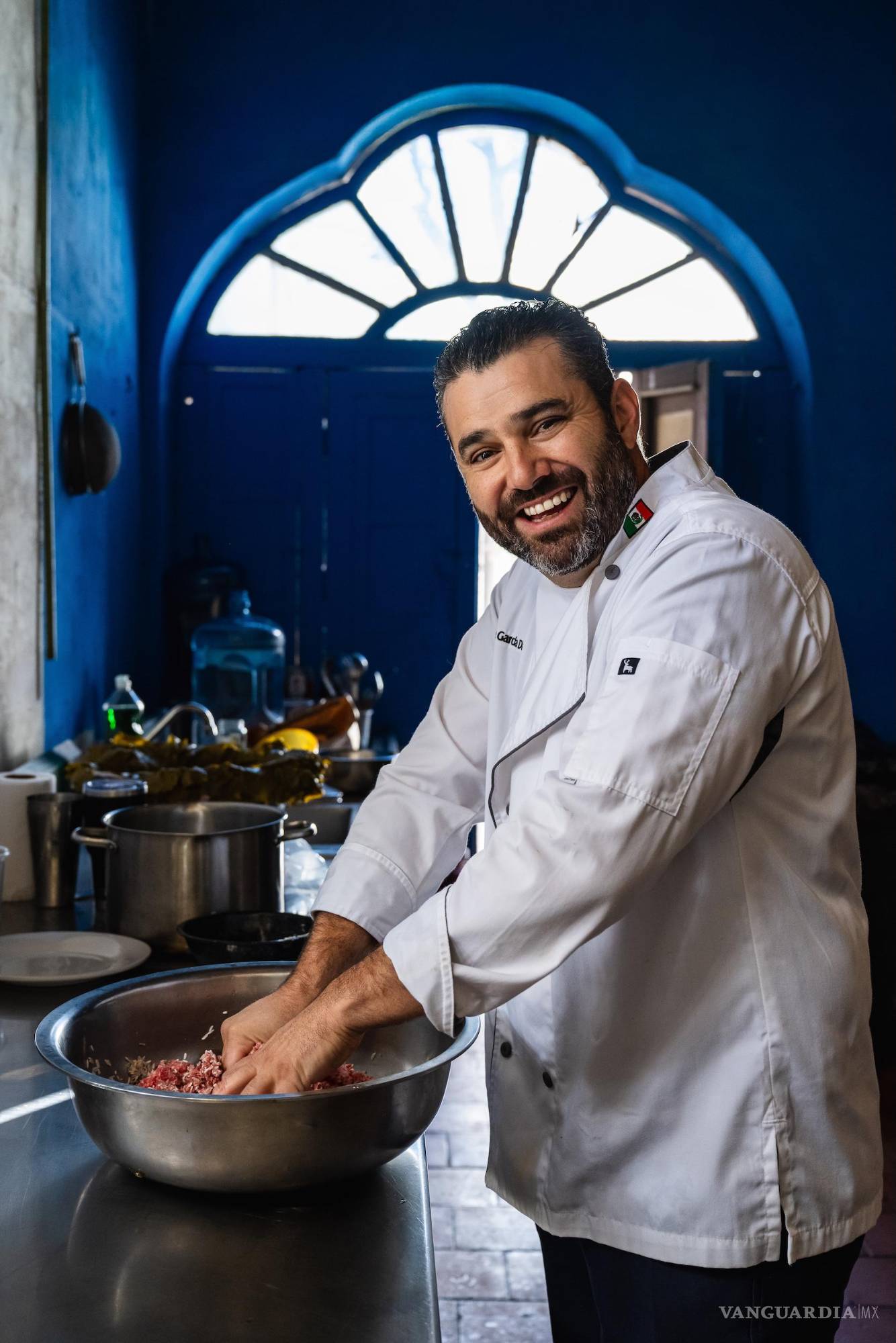 $!Amasa y sonríe: la cocina es su lugar natural.