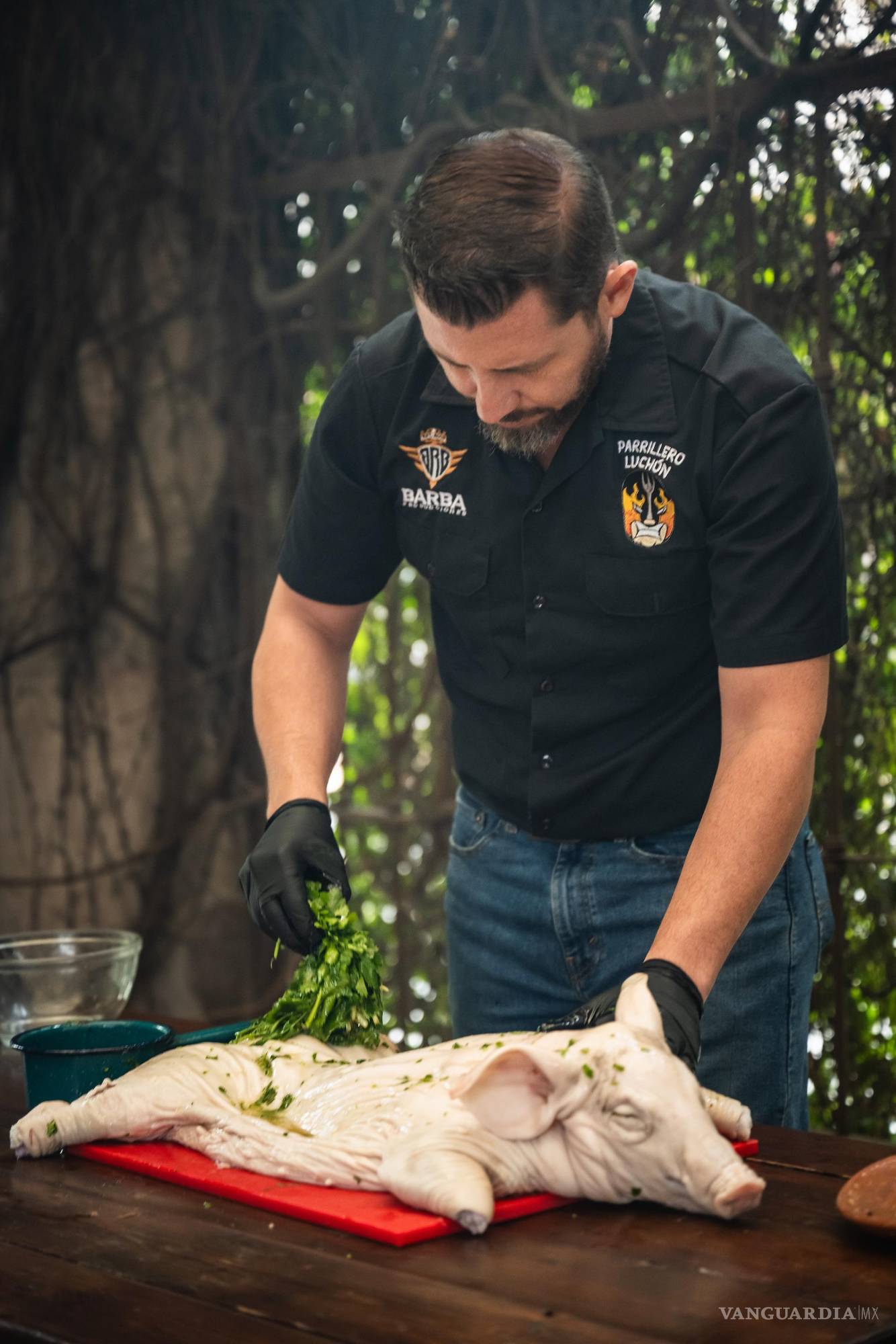 $!Rodrigo adoba con precisión el lechón, una técnica heredada y afinada con los años.