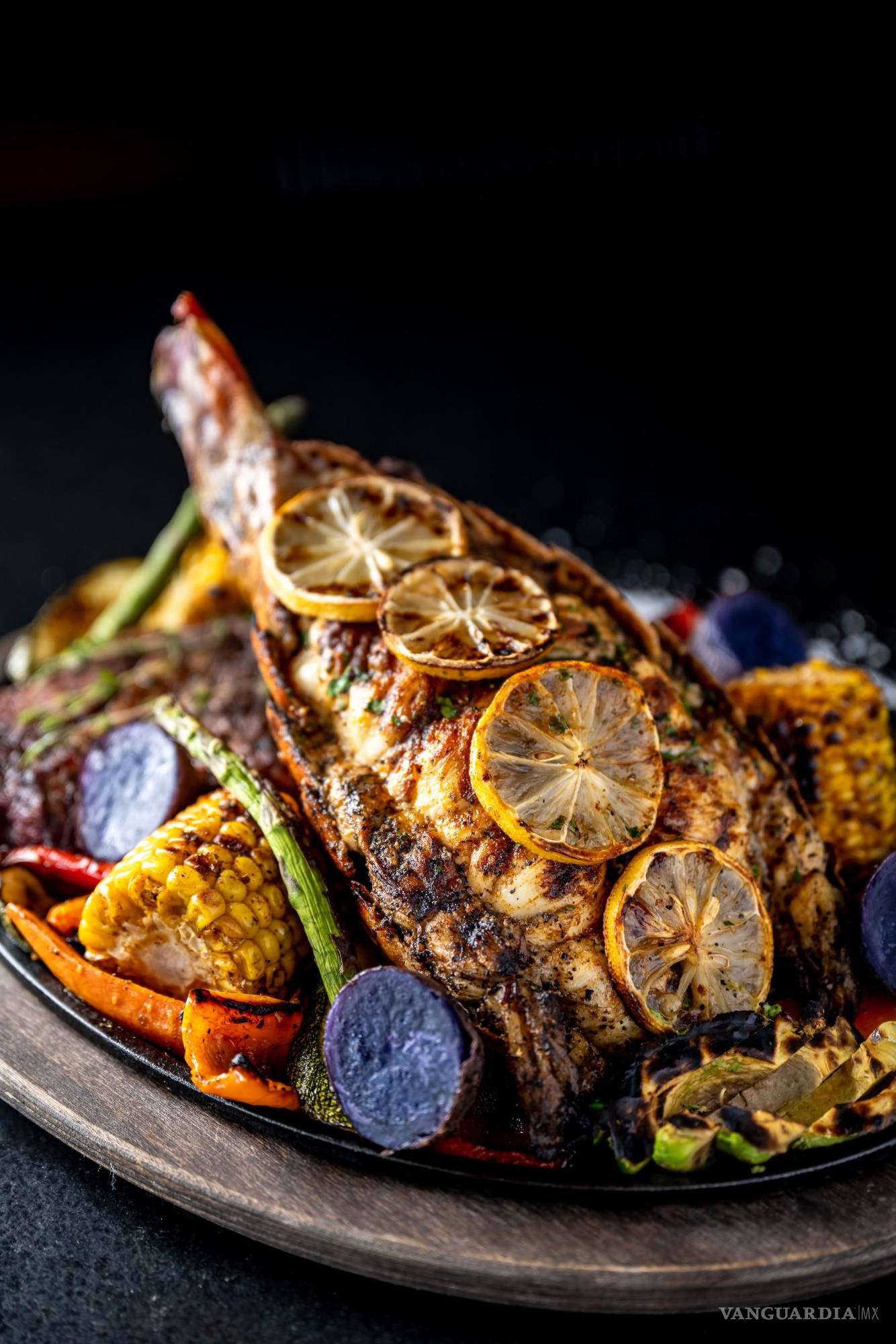 $!Este platillo reúne mar y tierra, además de unas deliciosas verduras.