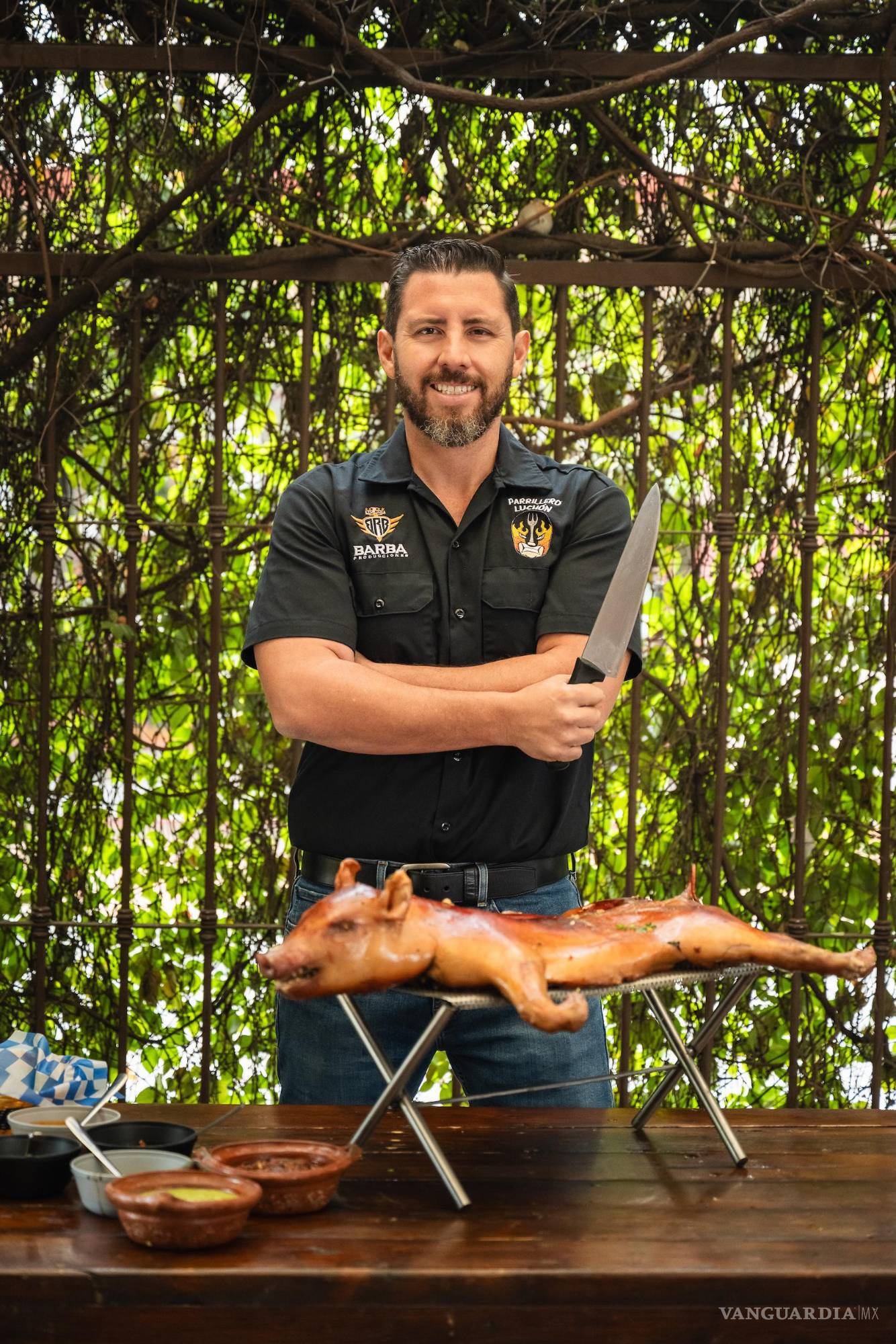 $!El lechón ahumado, terminado y crujiente, junto al cocinero que lo ha perfeccionado con más de una década de práctica.