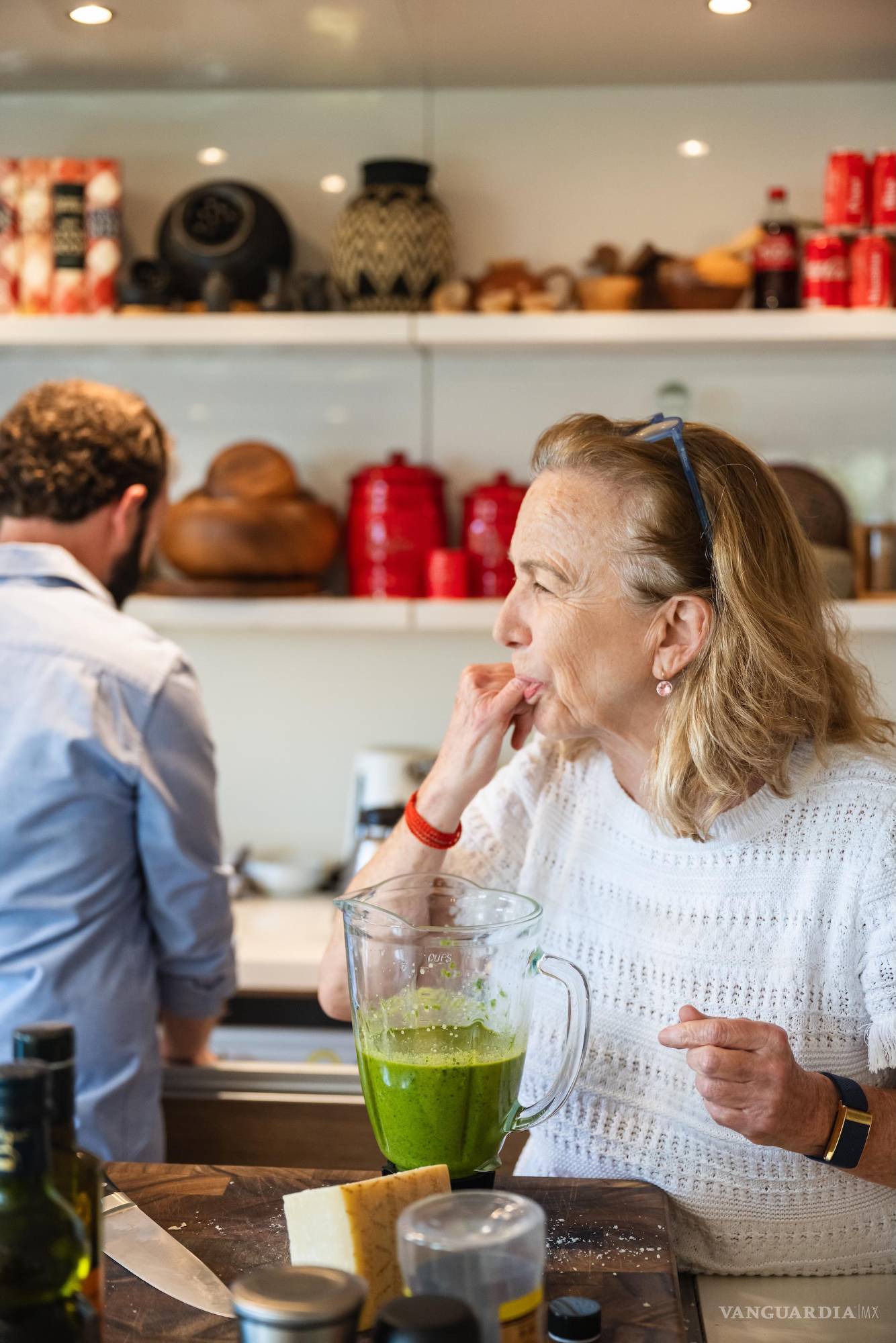 $!Beatriz probando y dando el visto bueno a la salsa.