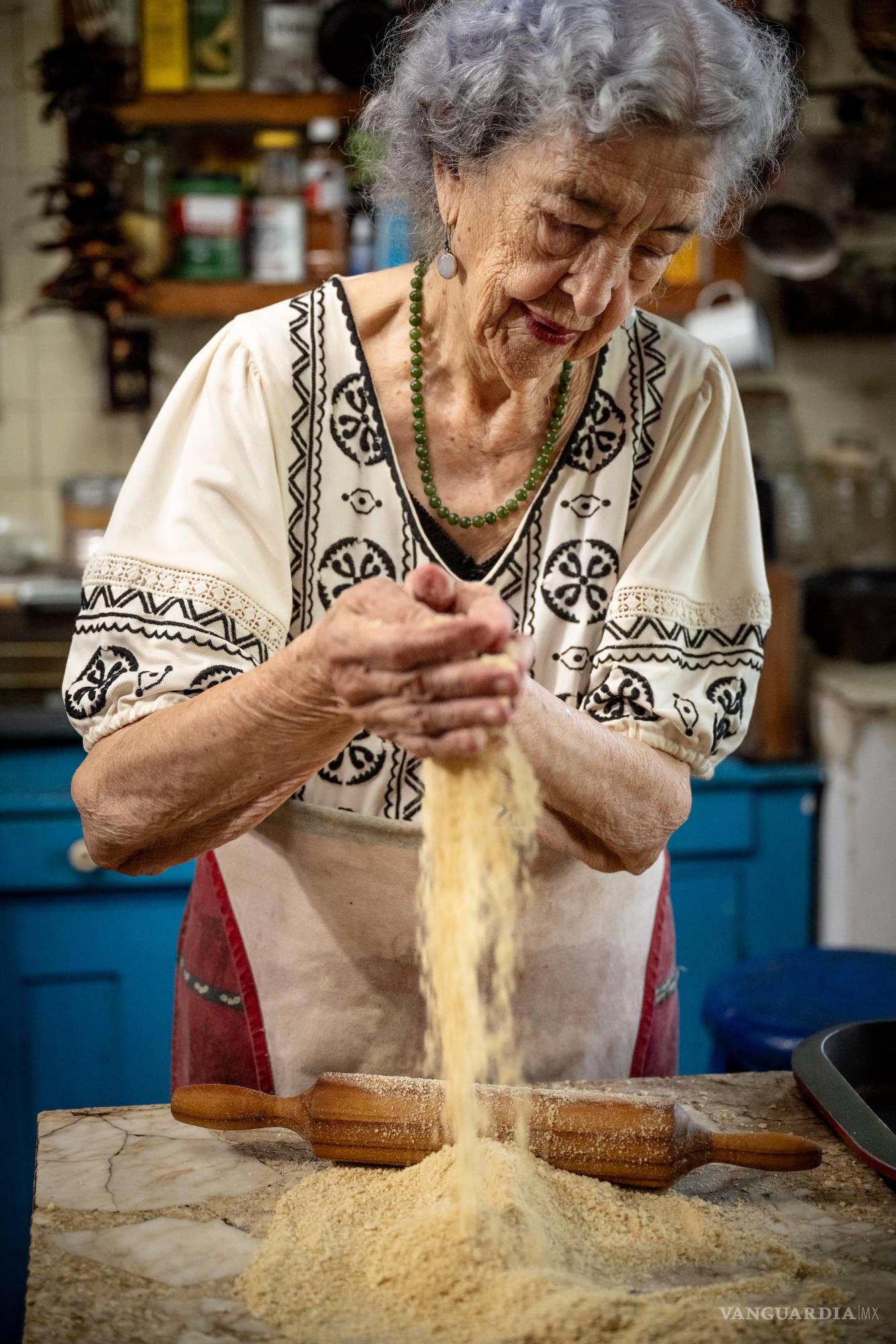 $!Usando su mandil rojo, afina cada paso como si fuera una pieza al piano.