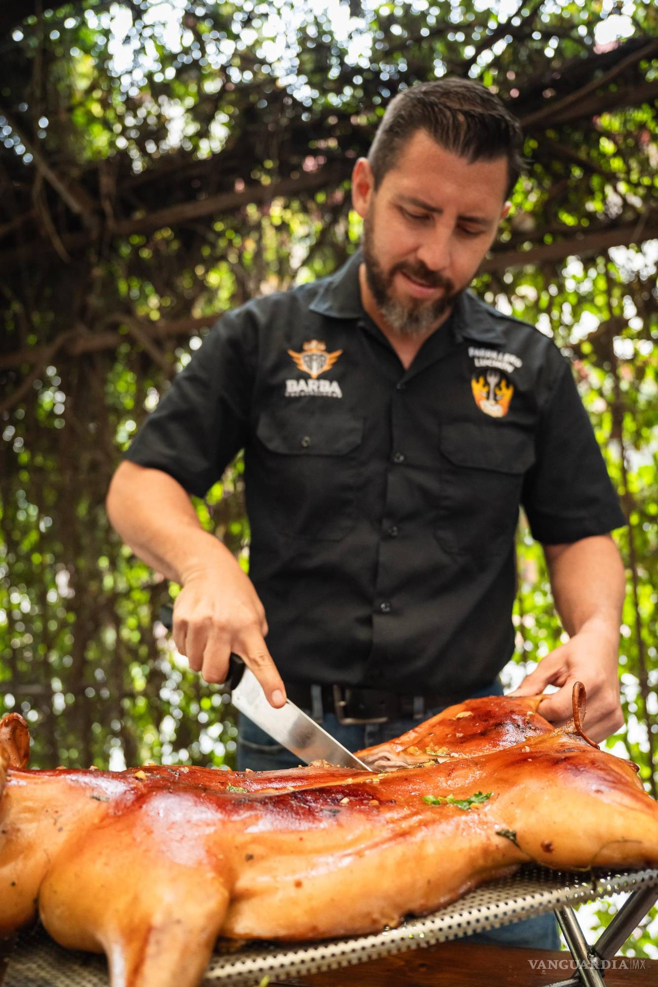 $!El momento final: comienza a cortar el lechón listo, buscando ese bocado extraordinario que lo distingue.