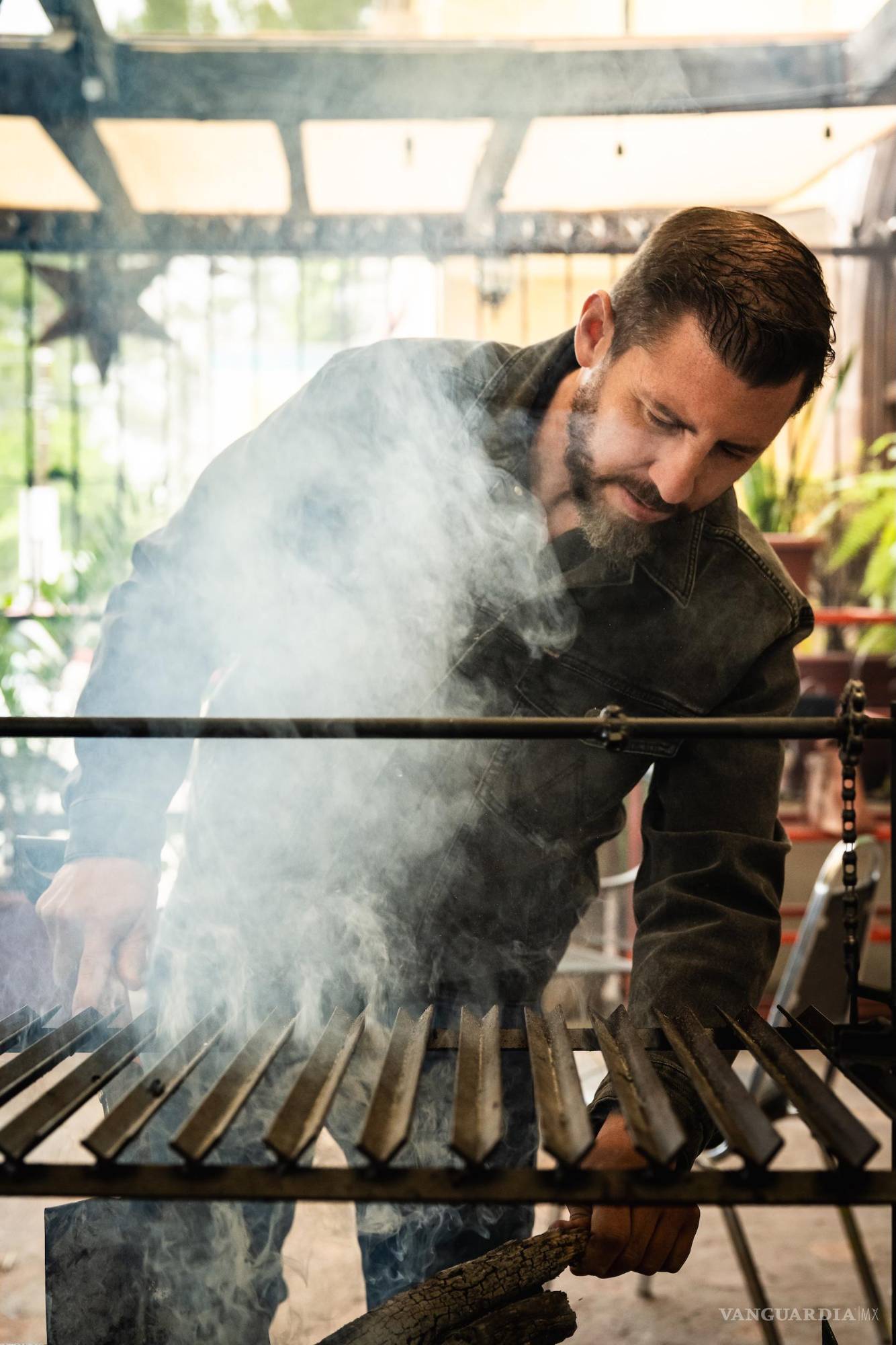 $!Acomoda el carbón para controlar la brasa, el corazón del ahumado artesanal.