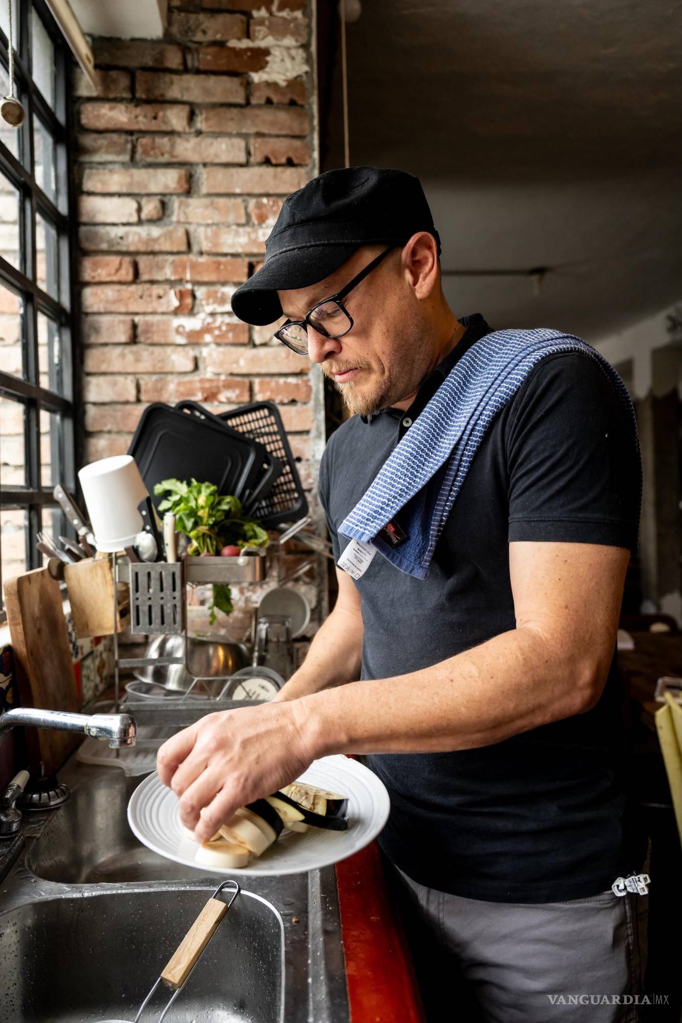 $!Es medio artesano y medio artista, un poco de todo.