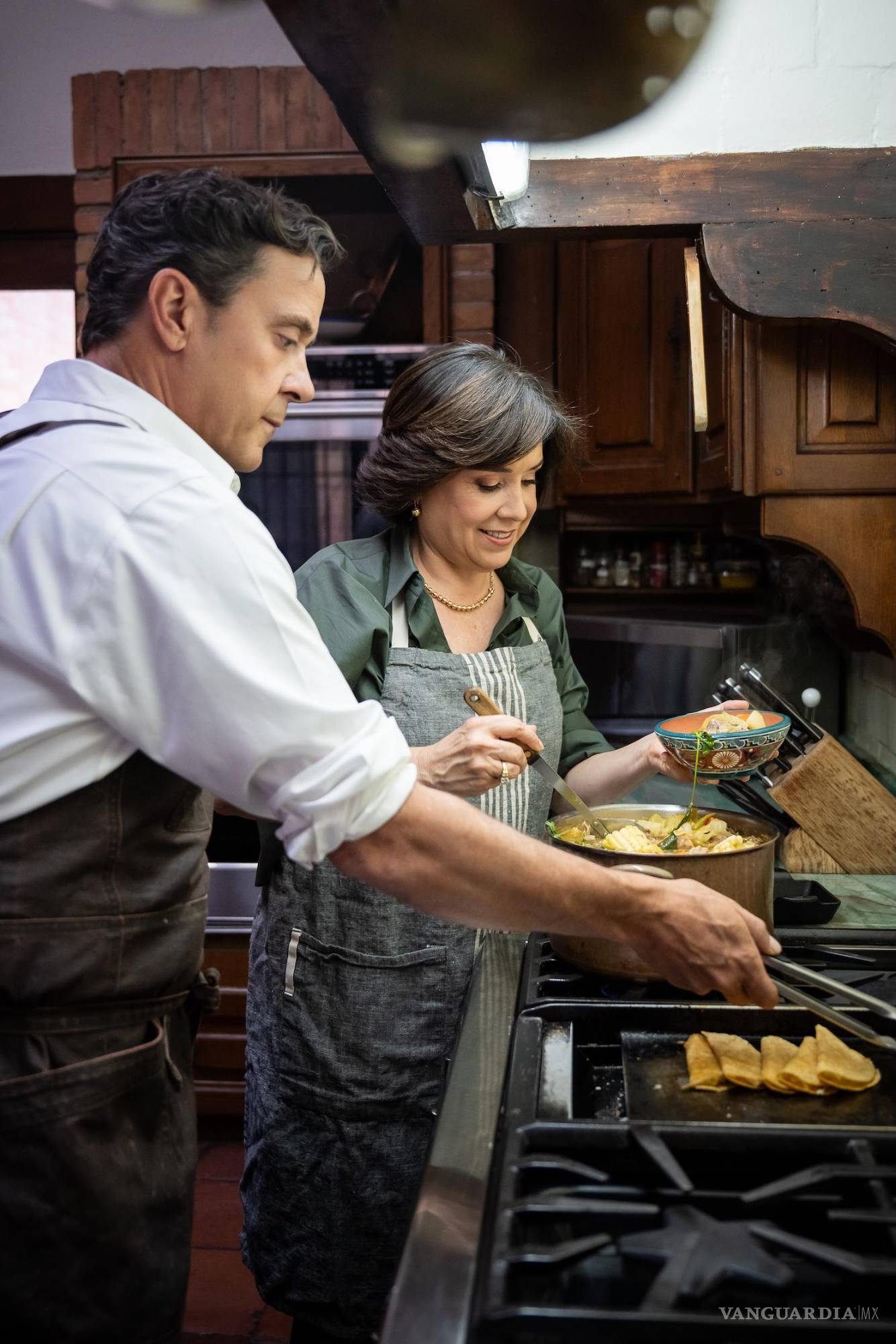 $!En el rancho de San Vicente Juan Carlos aprendió a cocinar para todos: tortillas, frijoles y carne al fuego.