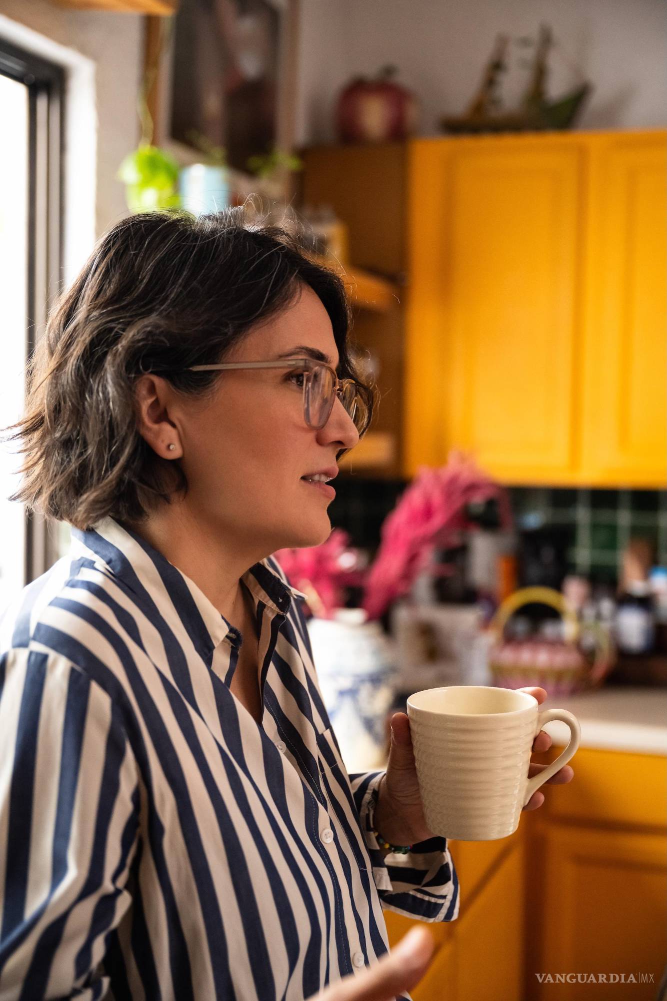 $!Las conversaciones durante el proceso amenizan la cocina.