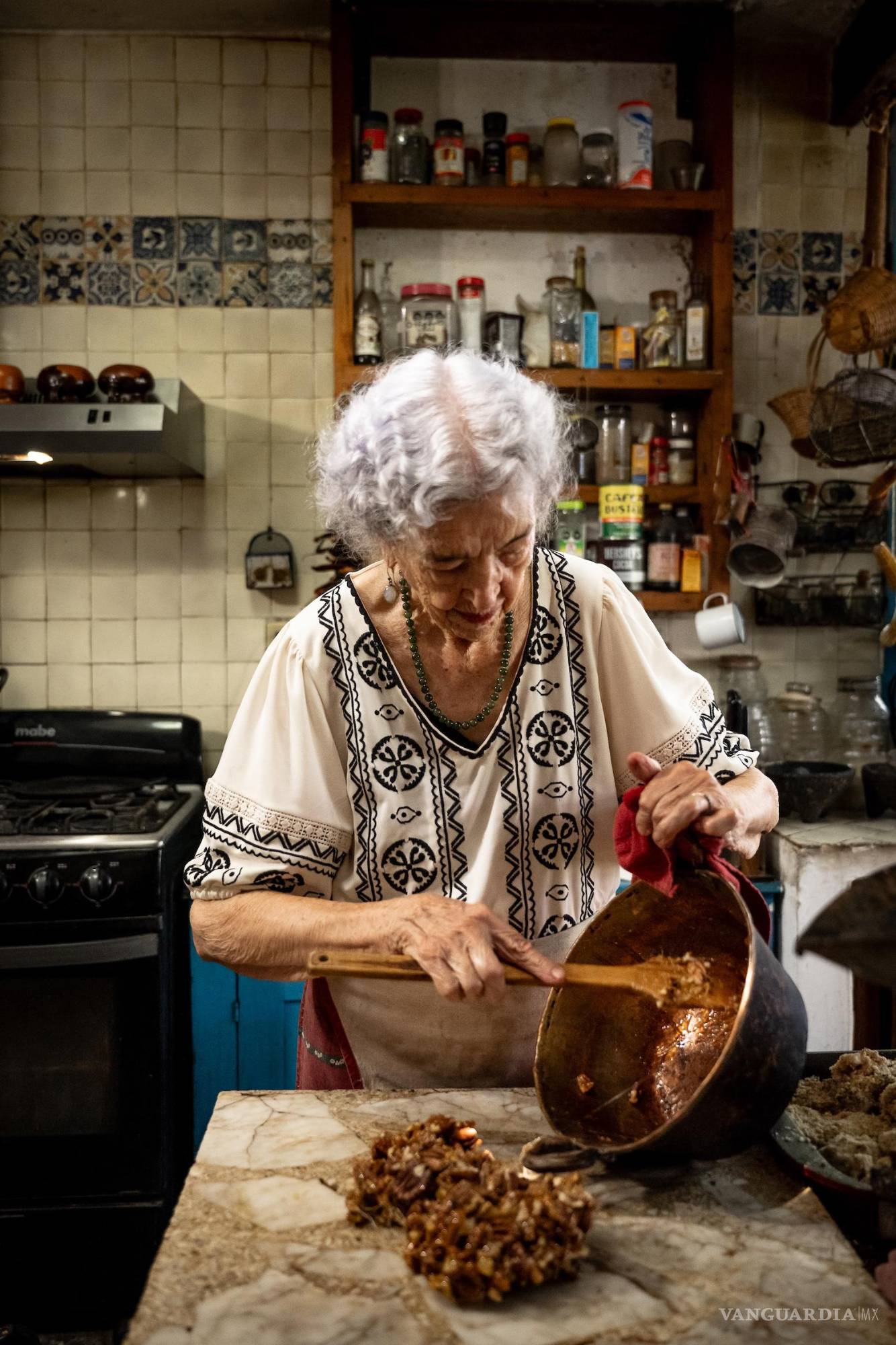 $!Las nueces de su patio son protagonistas silenciosas de su memoria culinaria.