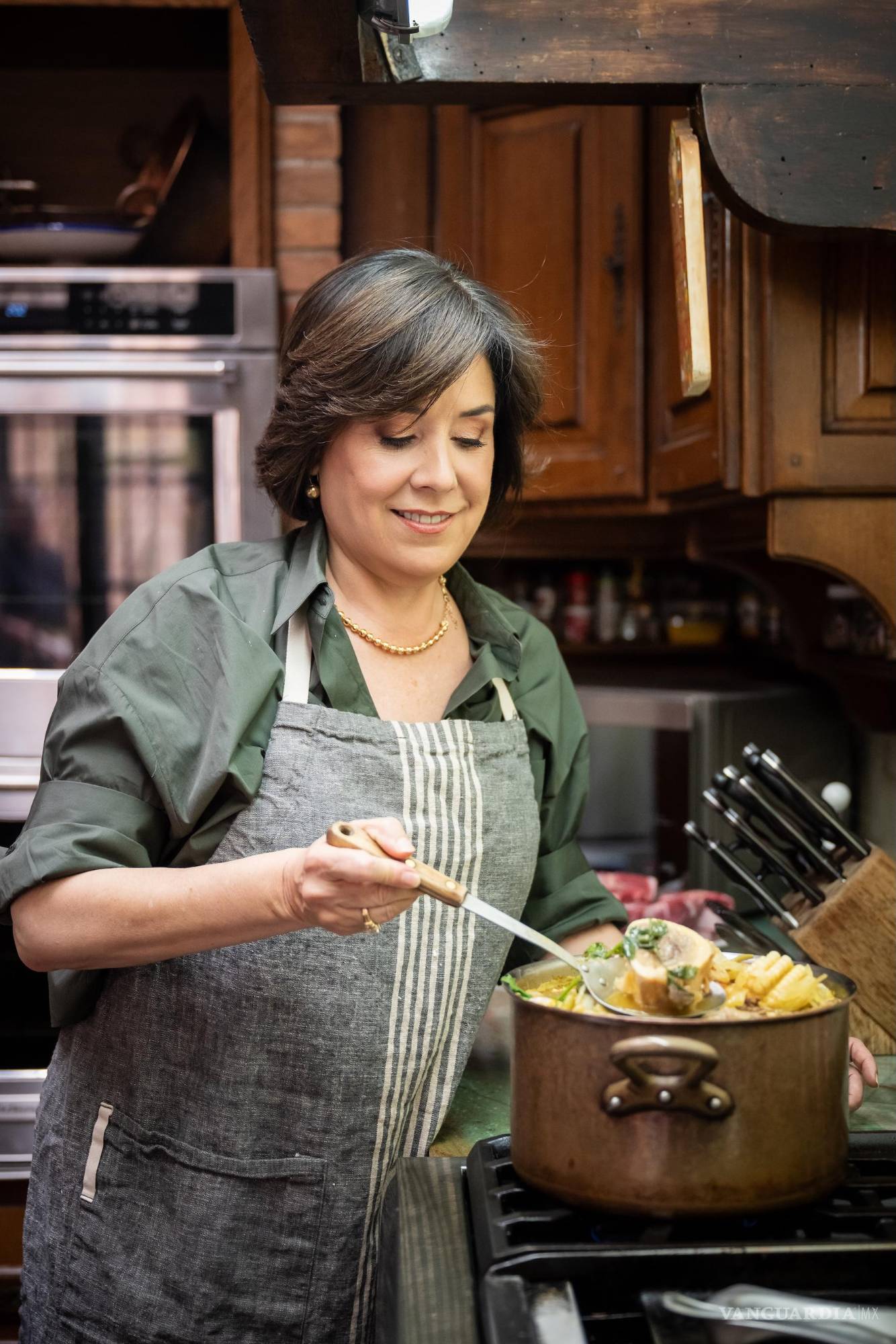 $!Para Luisa, cocinar es un gusto que se lleva de viaje: donde va, busca una cocina para crear.