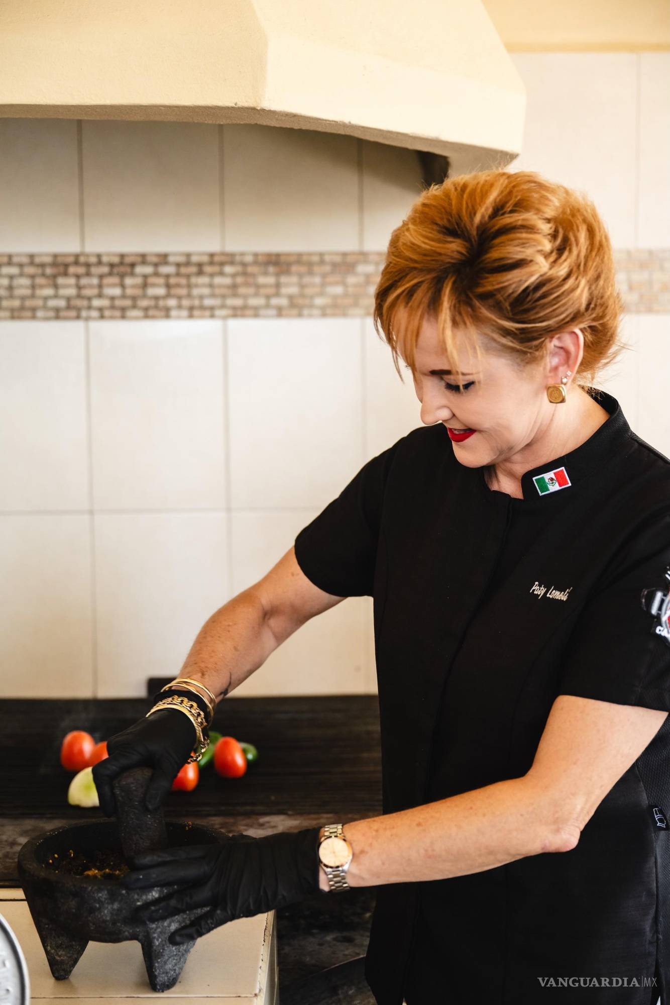 $!La cocinera mezcla ingredientes con la misma entrega con la que enciende las brasas.