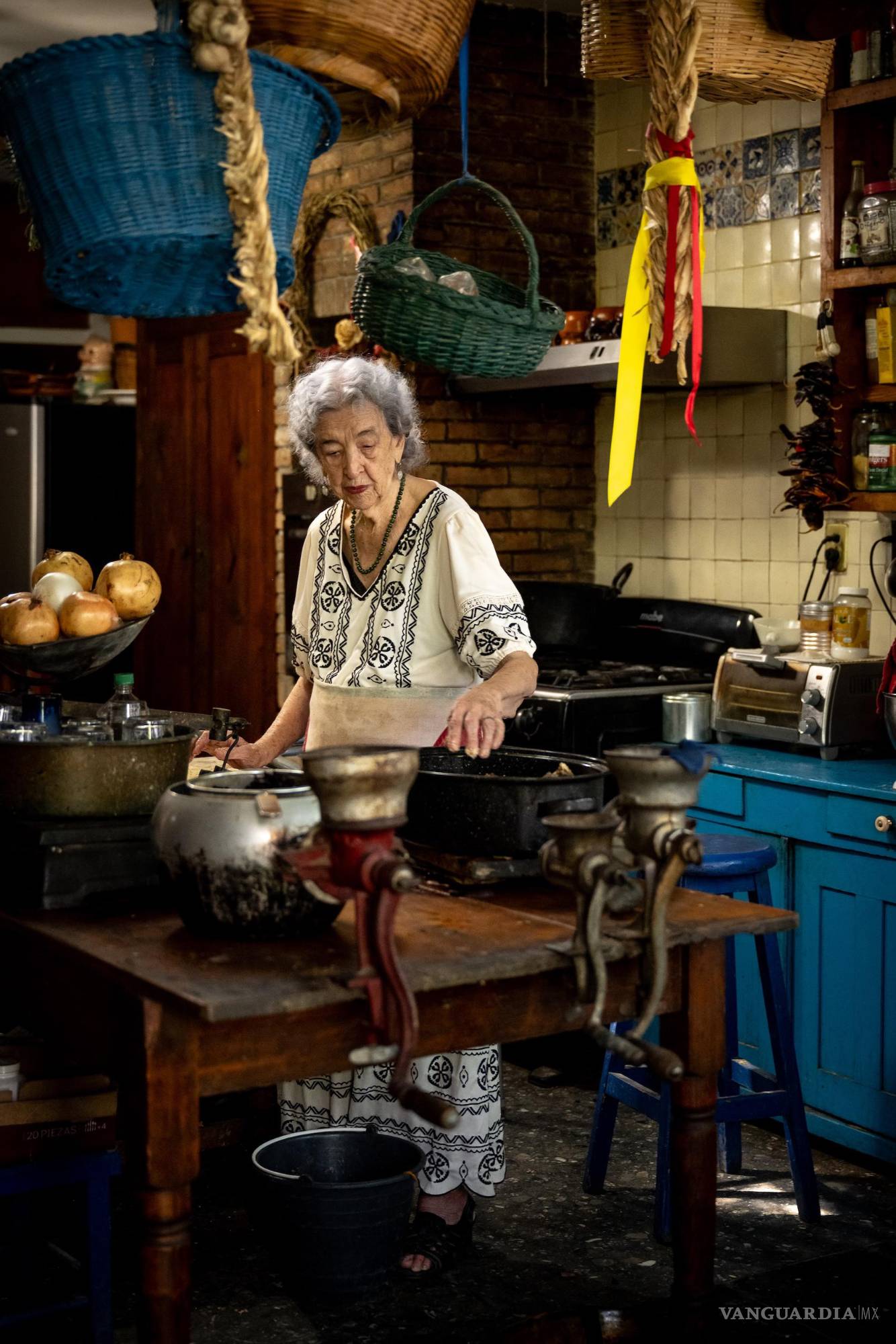 $!“Cocinar bien no es complicarse: es hacerlo con gusto”, repite con la convicción de una maestra.