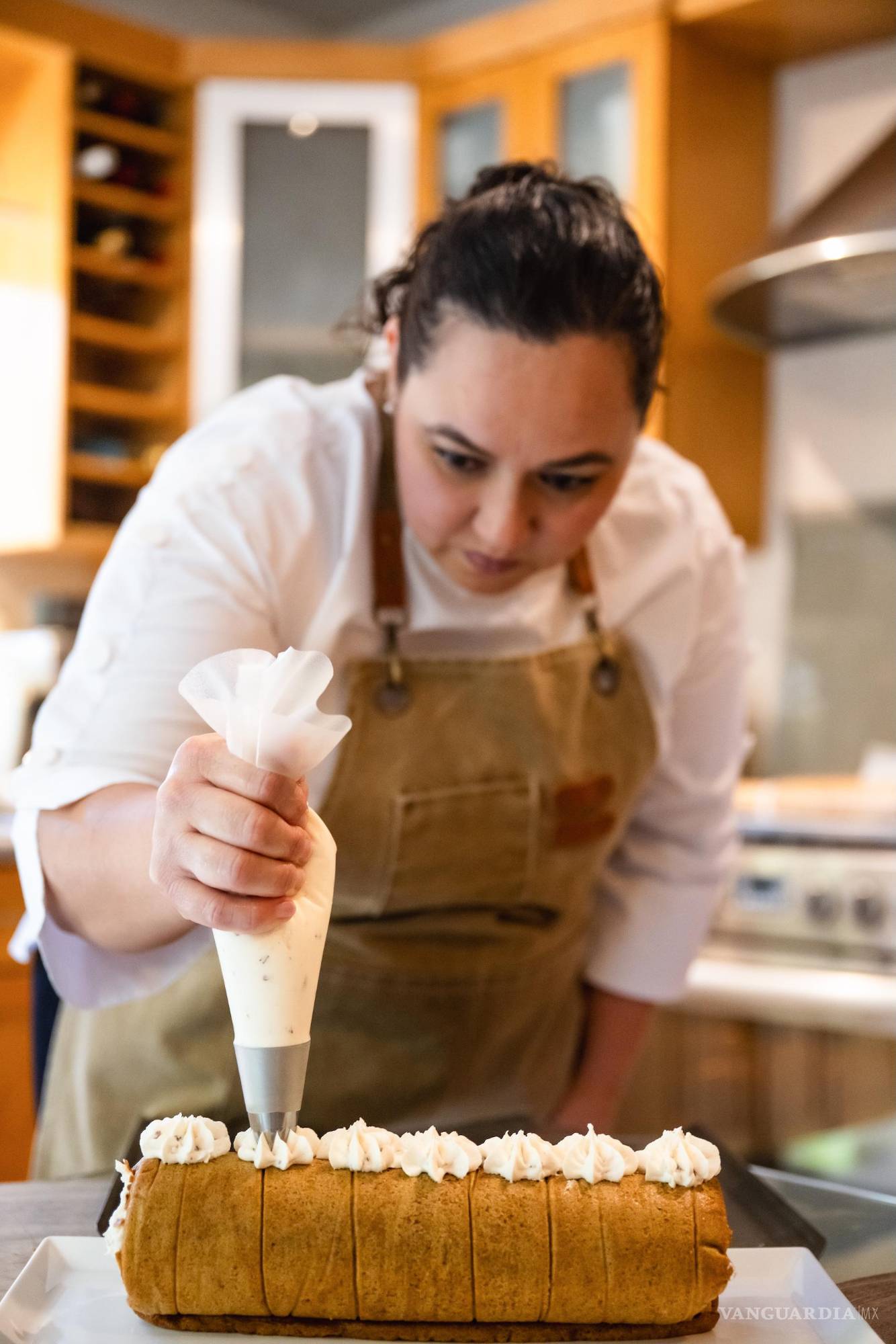 $!Su filosofía es simple: si algo falla, se vuelve a intentar; cocinar también es reír y empezar de nuevo.