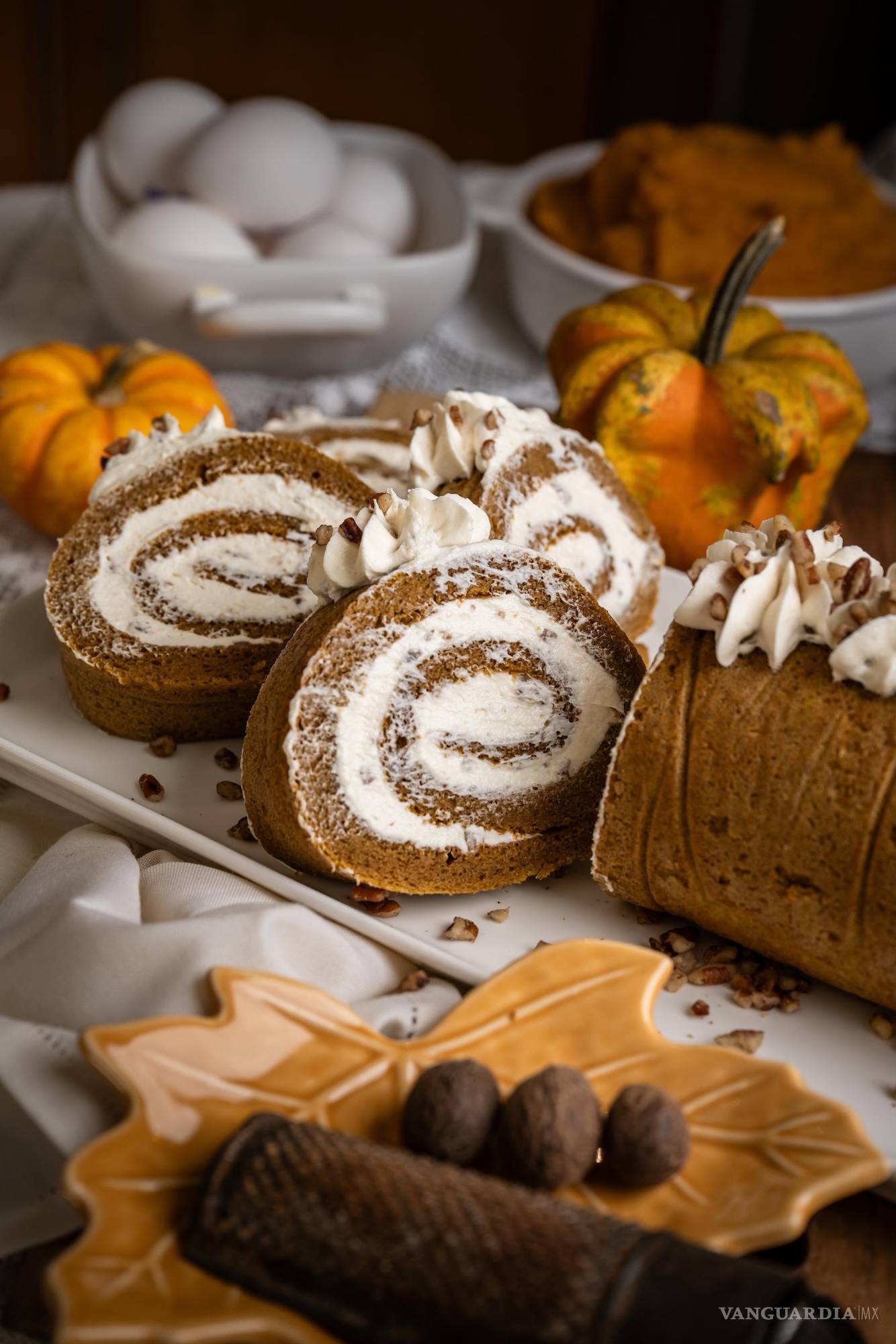 $!Cortado en diagonal, el rollo revela su espiral cálido y abundante.