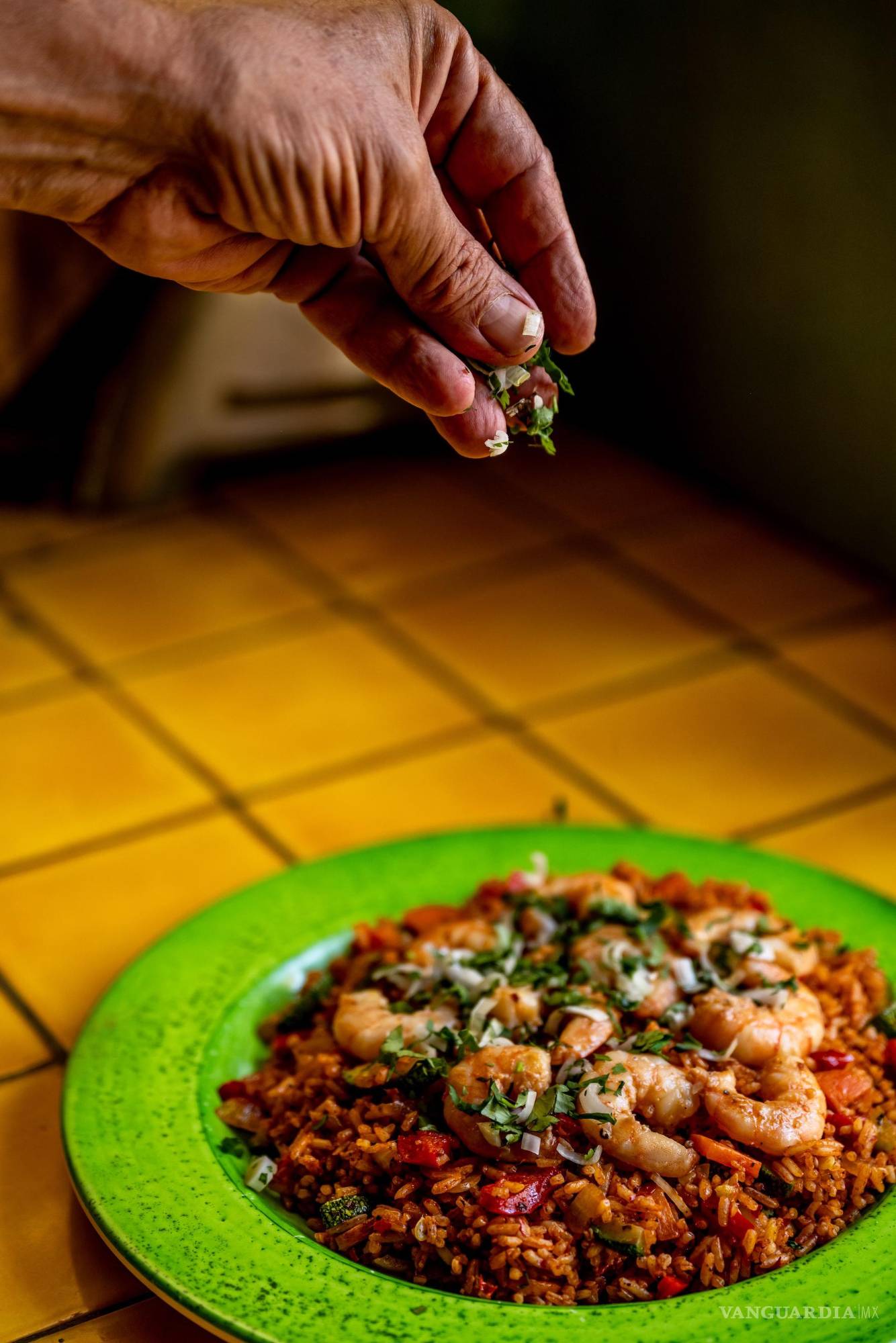 $!Este platillo lleva chiles y especias mexicanas.