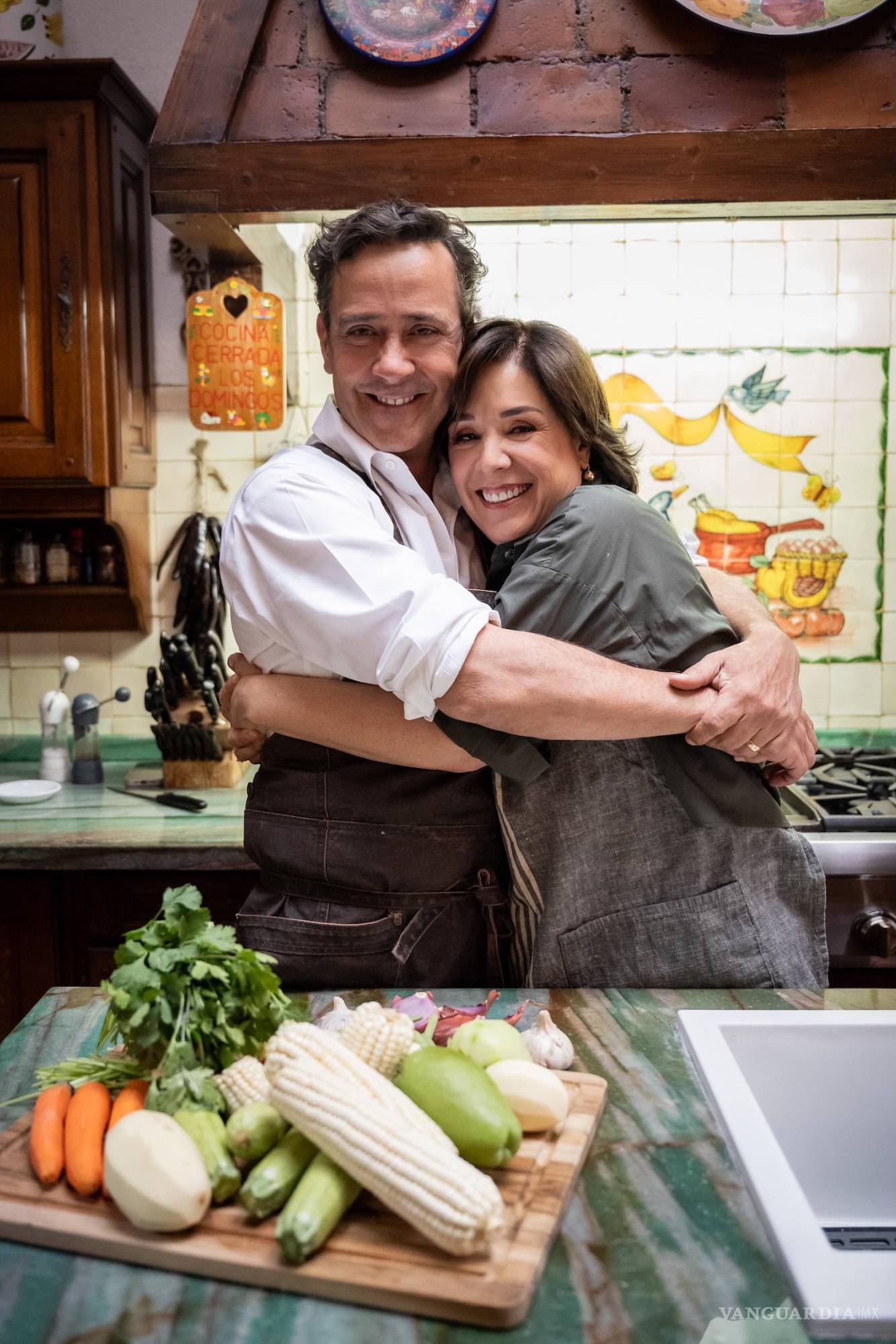 $!El mirepoix, las verduras y el caldo de res impregnan la cocina con décadas de memoria.