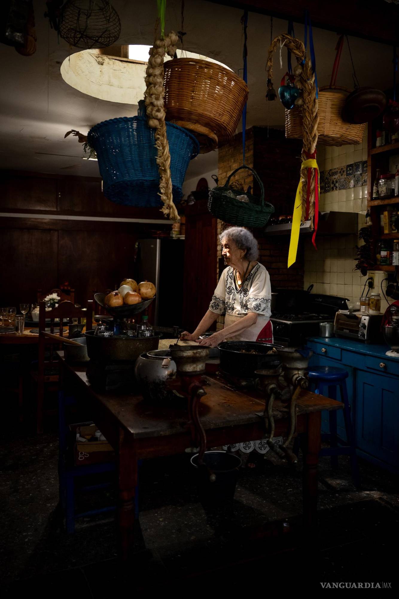 $!Los domingos, su casa se llena de voces, platos y el ritual de una mesa pensada con dedicación.