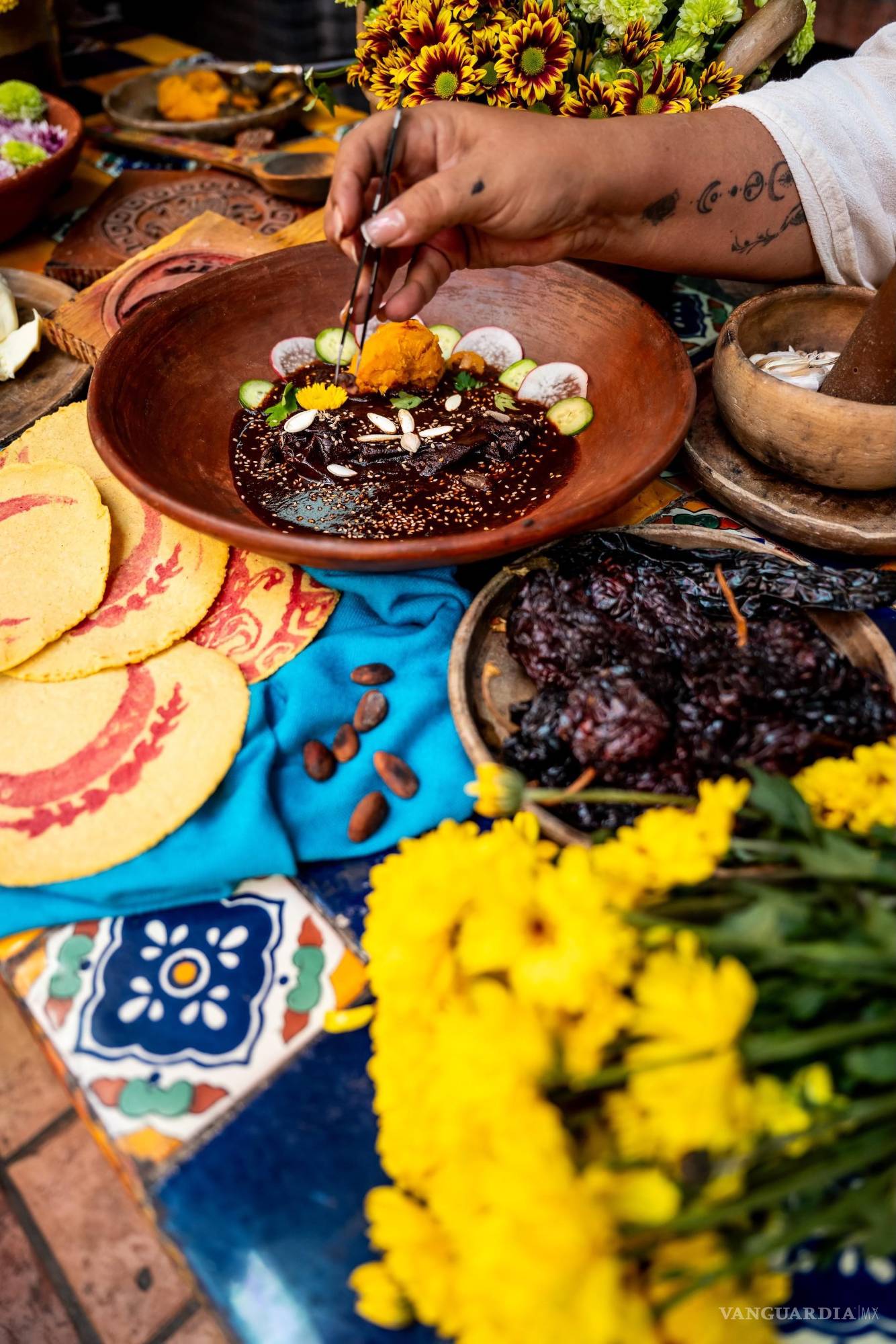 $!En su mole, hay algo de Oaxaca y de Veracruz, un guiño chilango y una raíz de Saltillo.