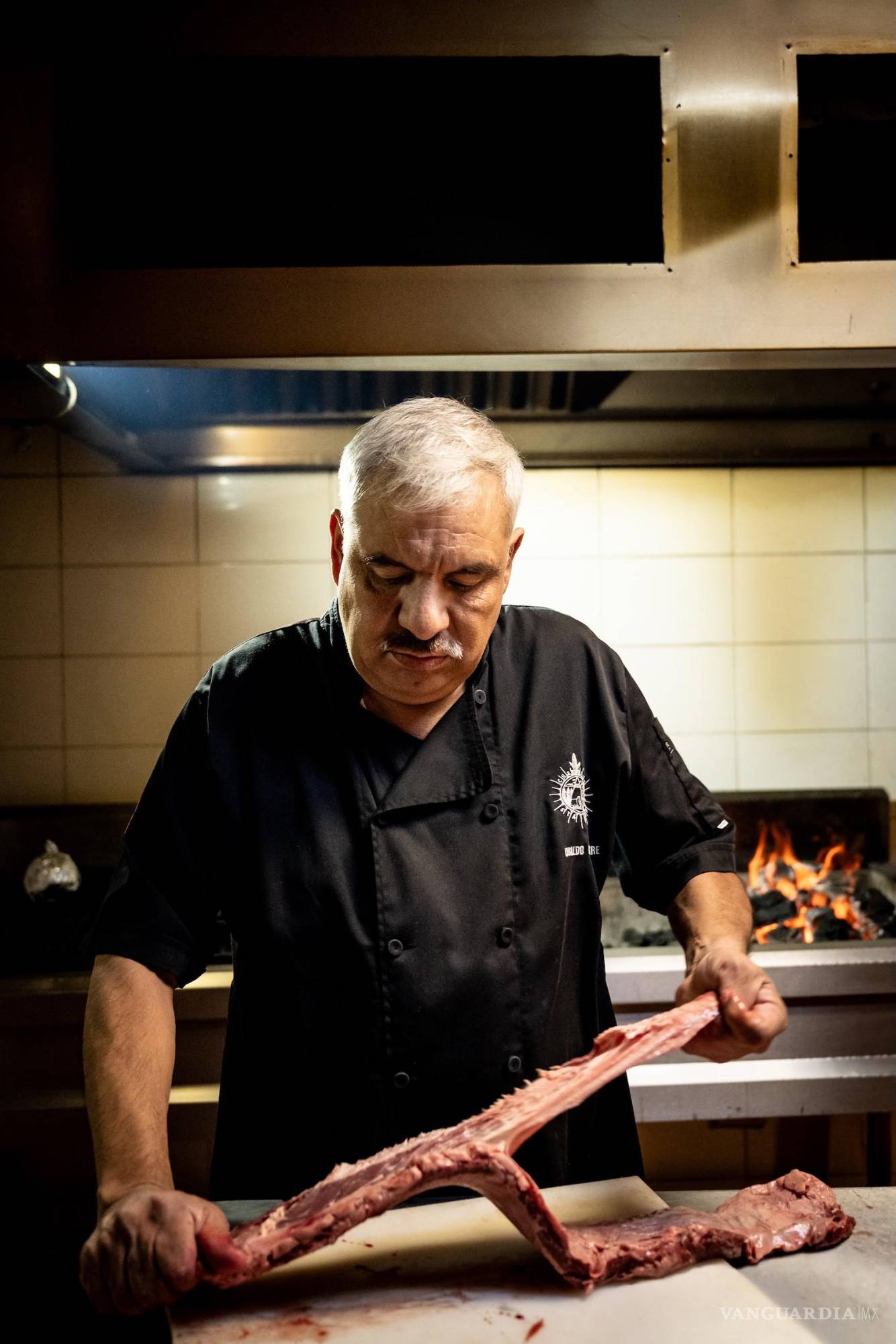 $!Ubaldo presenta el corte que ha perfeccionado a lo largo de cuatro décadas frente al asador.