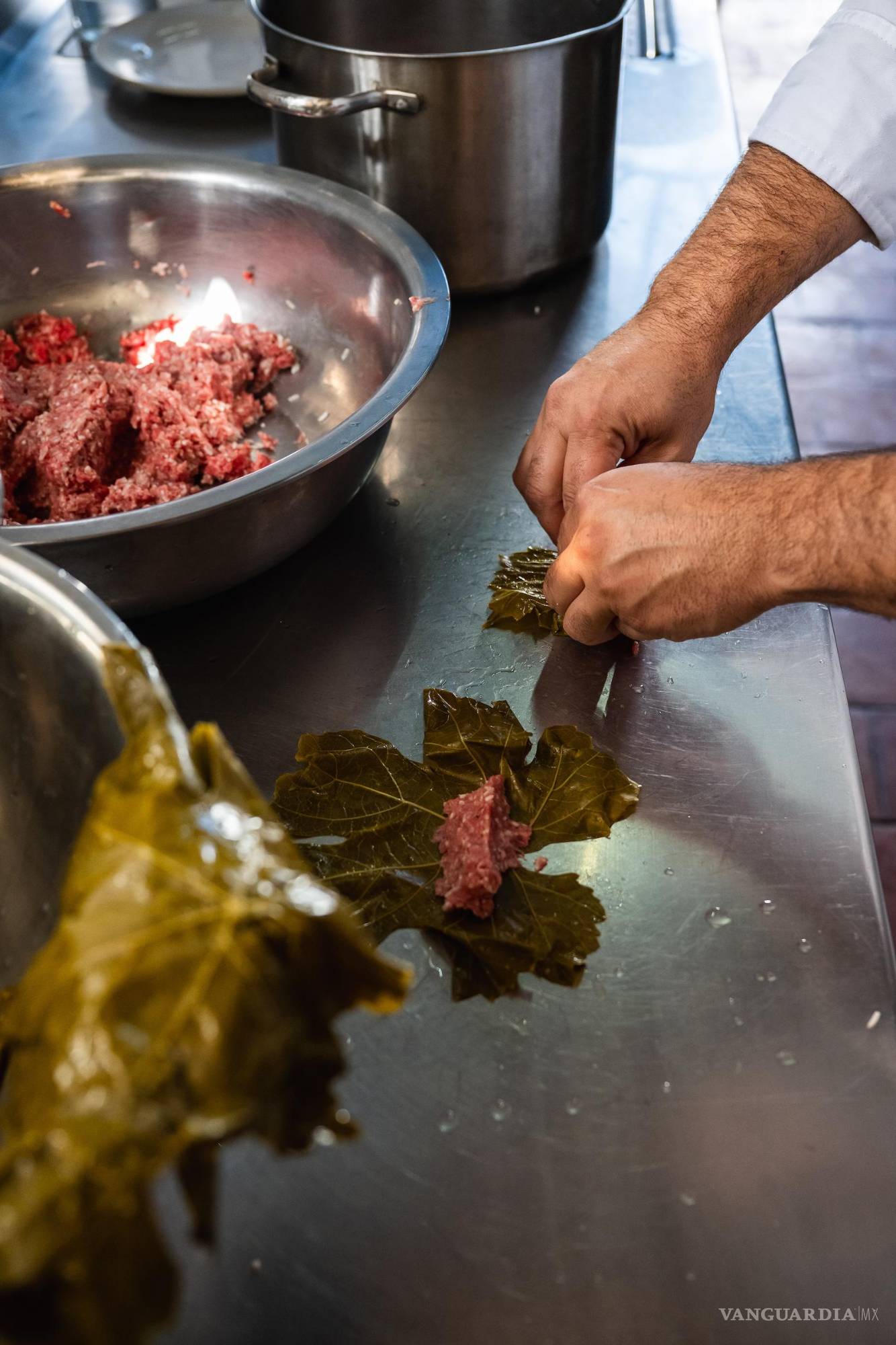 $!La técnica toma forma: inicia el armado de los rollitos.