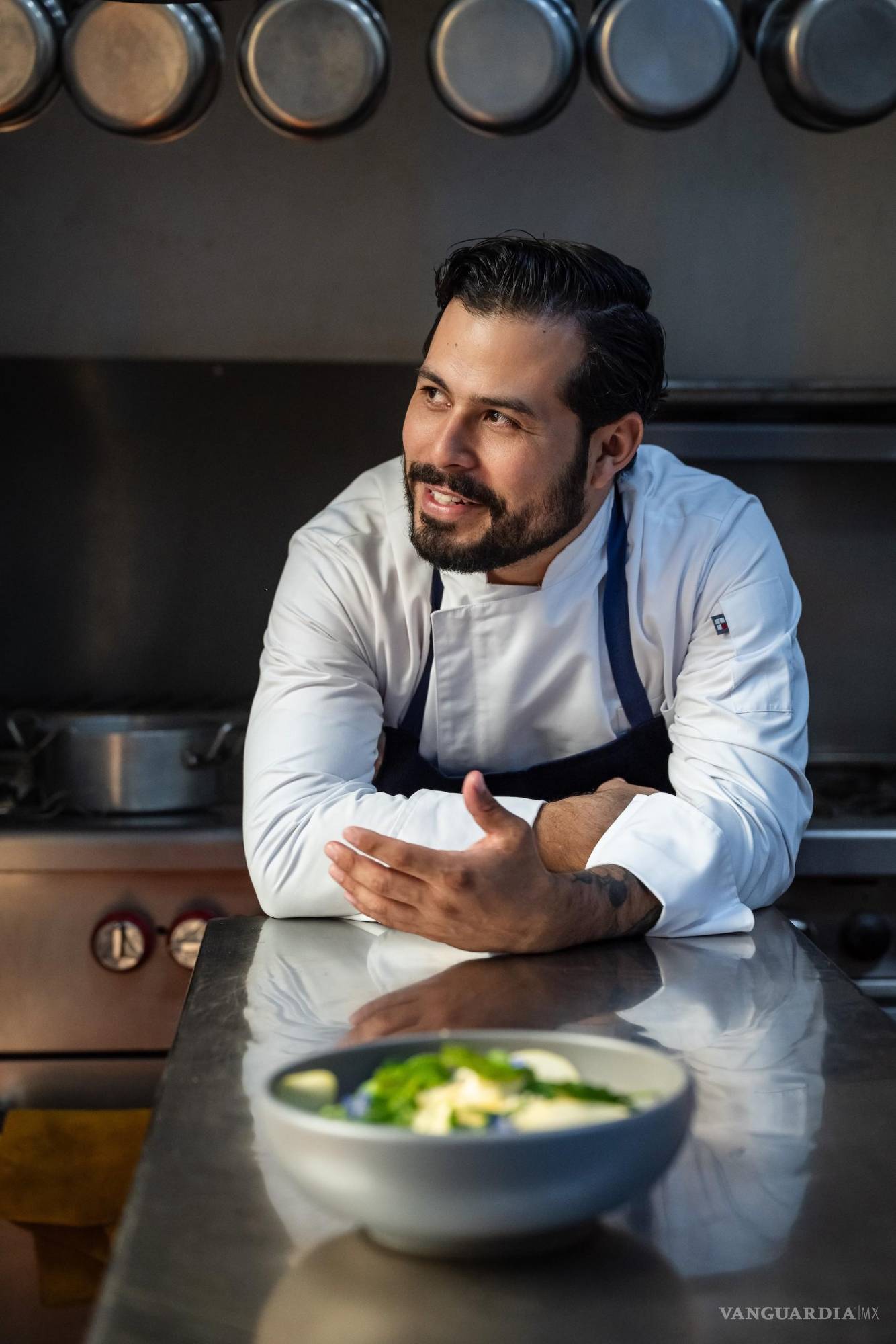 $!El autor detrás del sabor: Renan, al fondo, dando identidad a cada plato.