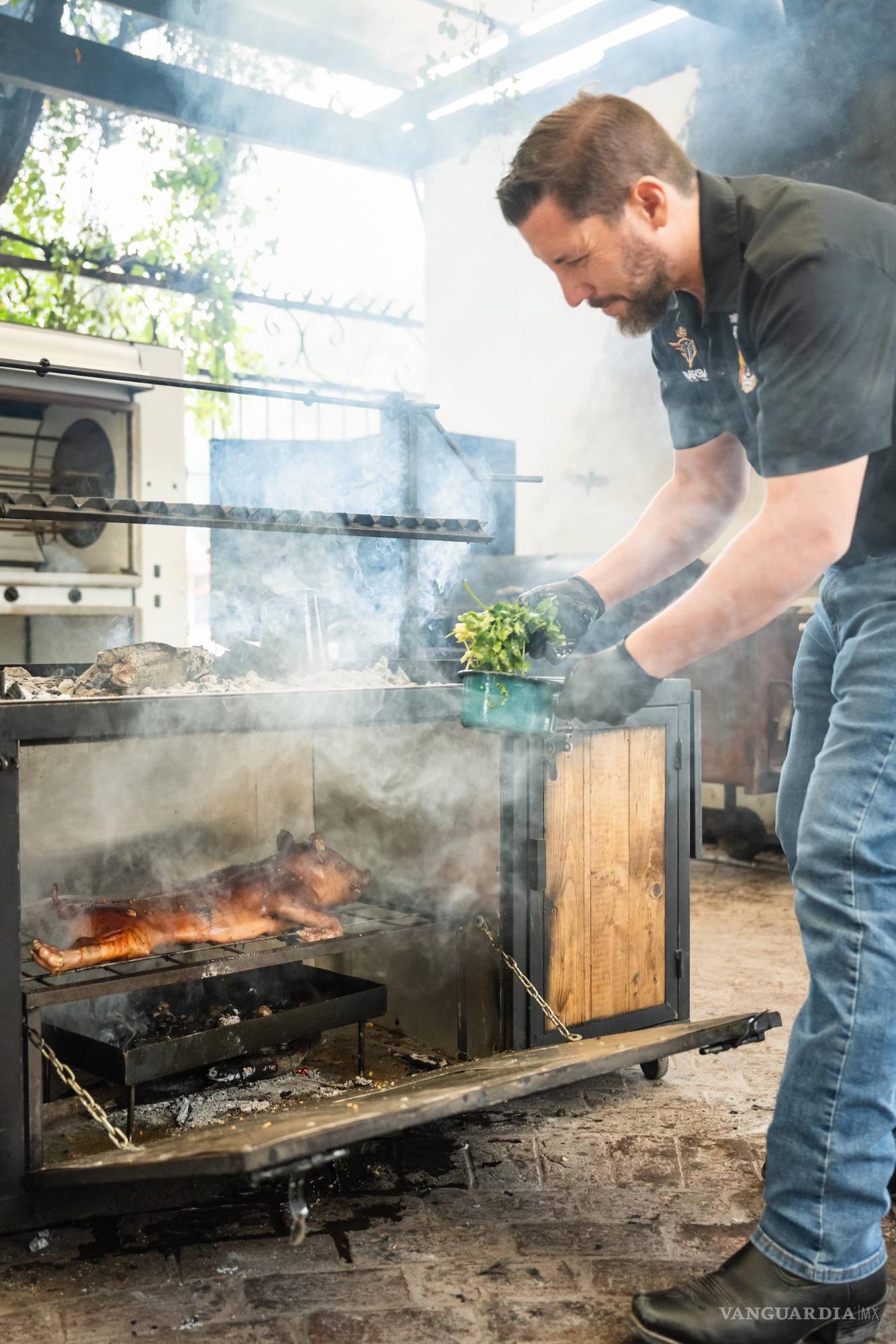 $!A punto de bañar el lechón con adobo, un paso clave para lograr su sello de sabor.