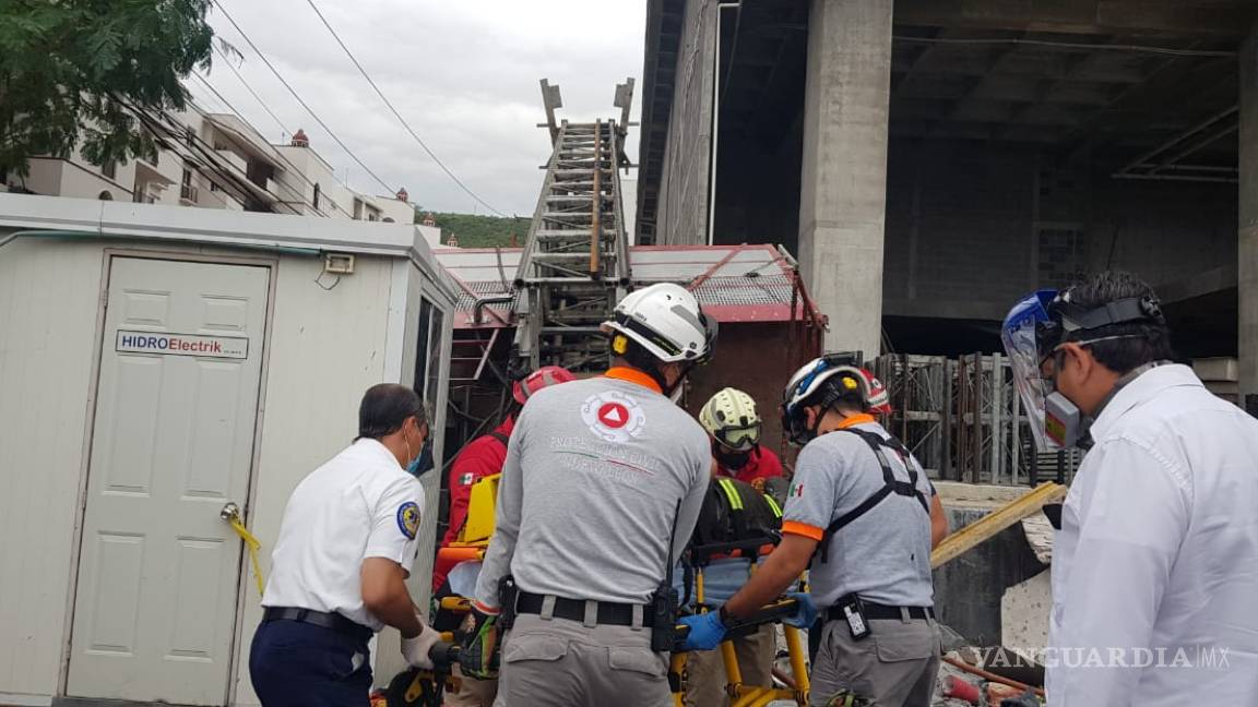 Resultan trabajadores lesionados al colapsar un elevador en Monterrey