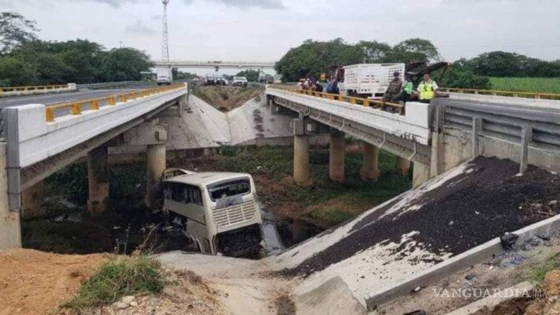 12 muertos y 58 heridos dejó la volcadura de un autobús en Veracruz