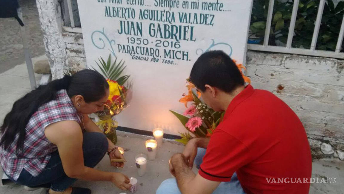 Juan Gabriel deseaba ser sepultado al lado de su madre; alcalde de Parácuaro pide respetar sus deseos