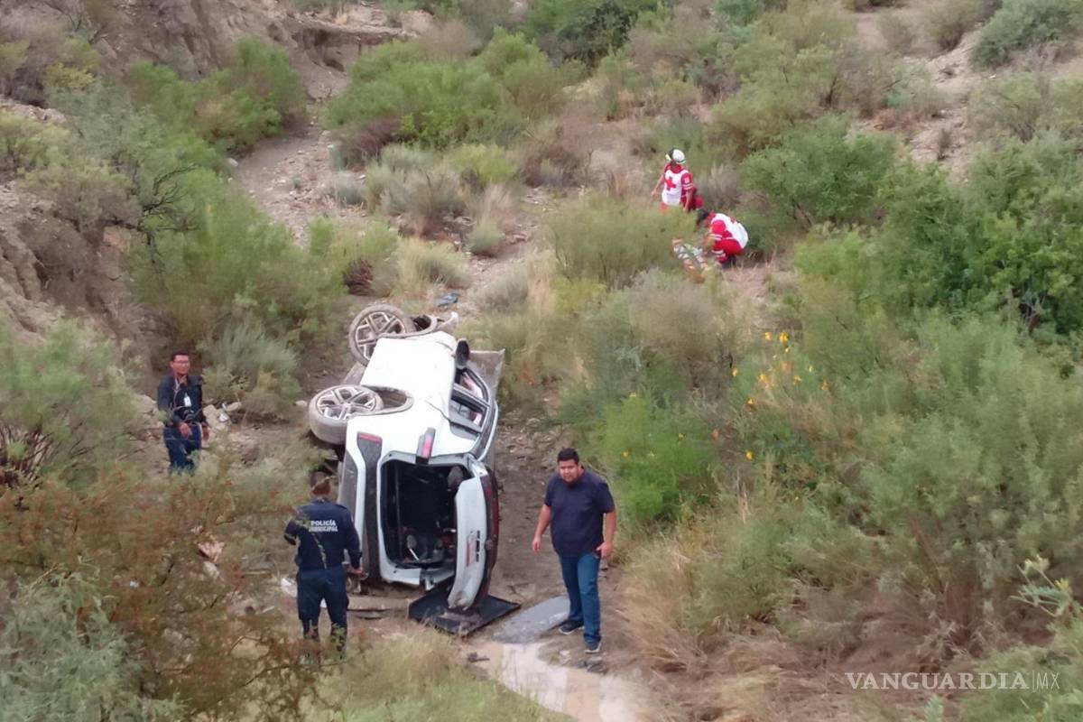 Cae camioneta al fondo de arroyo en Parras; cuatro lesionados